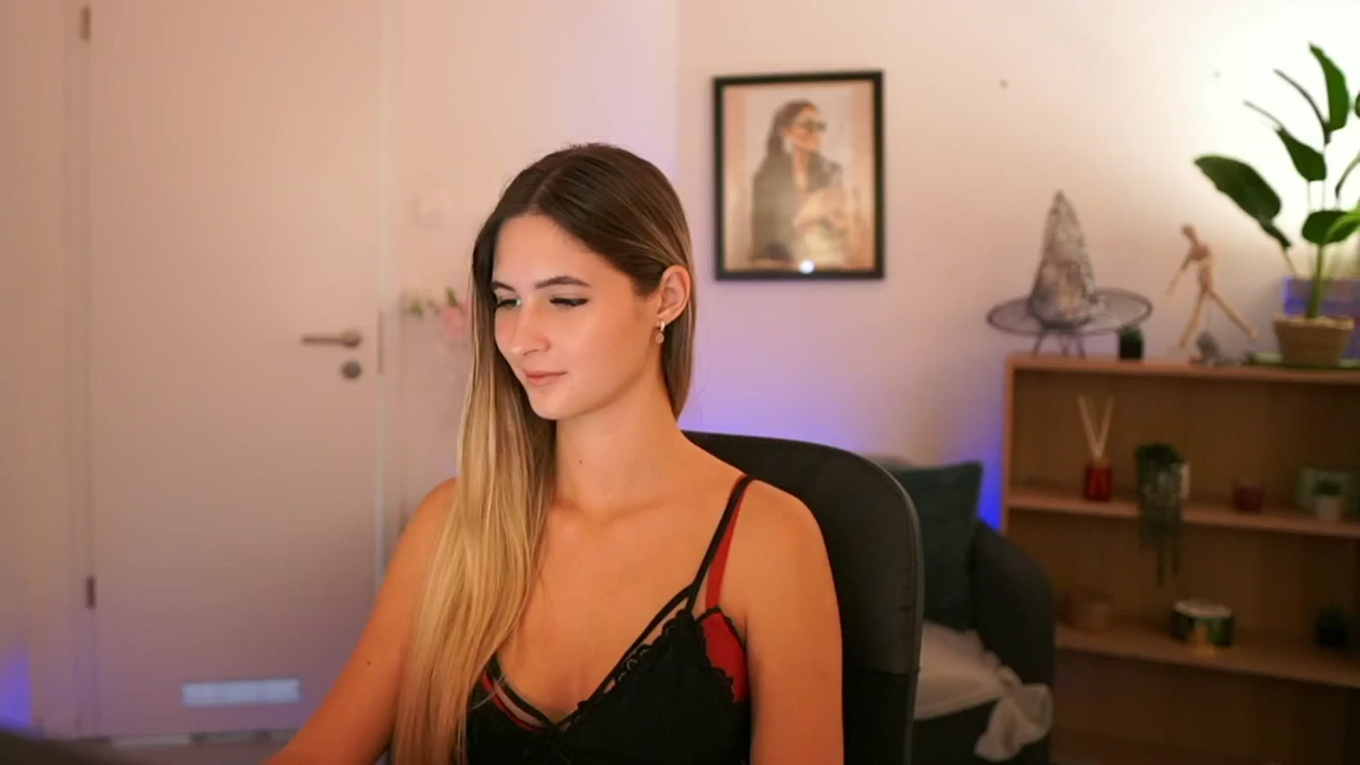 Gallery image thumbnail from CuteGirl_18's myfreecams stream on, 11/10/2024, 16:57 image 14 of 20