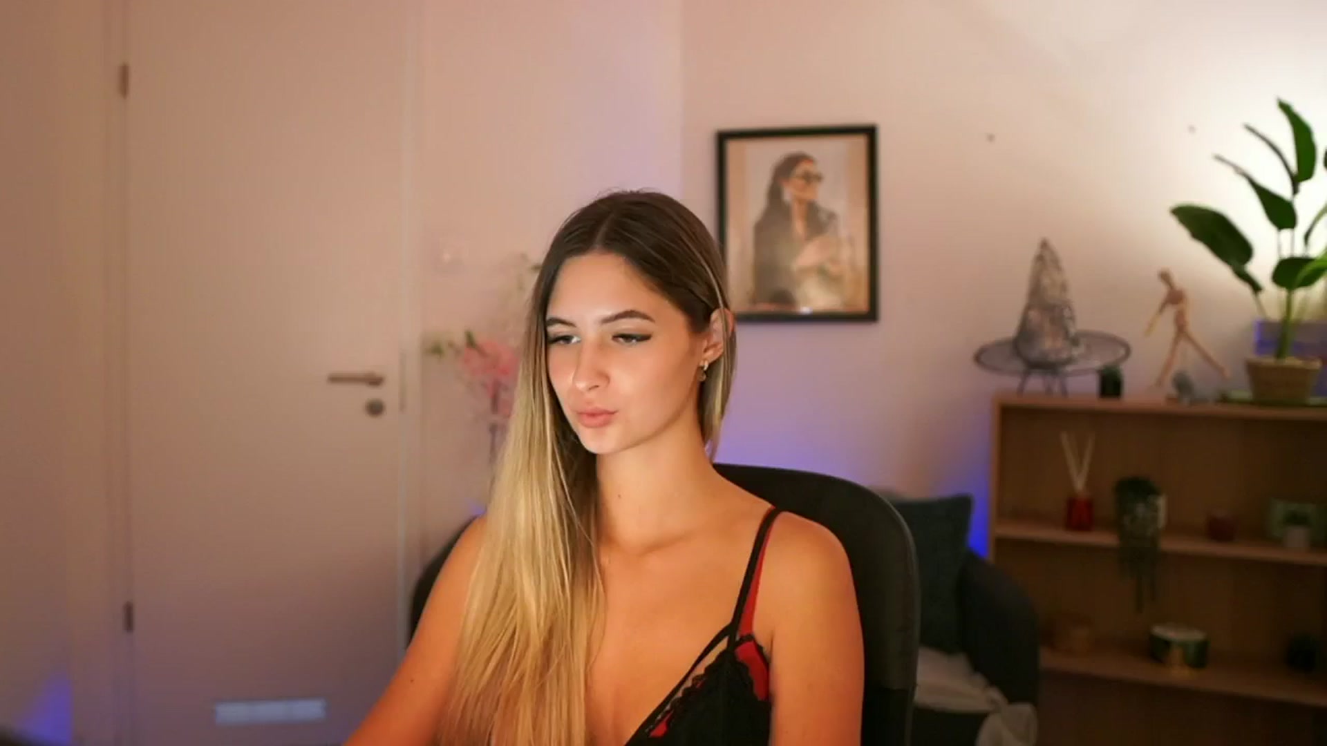Gallery image thumbnail from CuteGirl_18's myfreecams stream on, 11/10/2024, 18:23 image 9 of 20