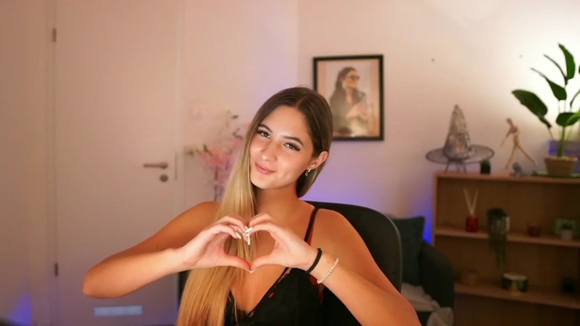 Gallery image thumbnail from CuteGirl_18's myfreecams stream on, 11/10/2024, 18:23 image 13 of 20