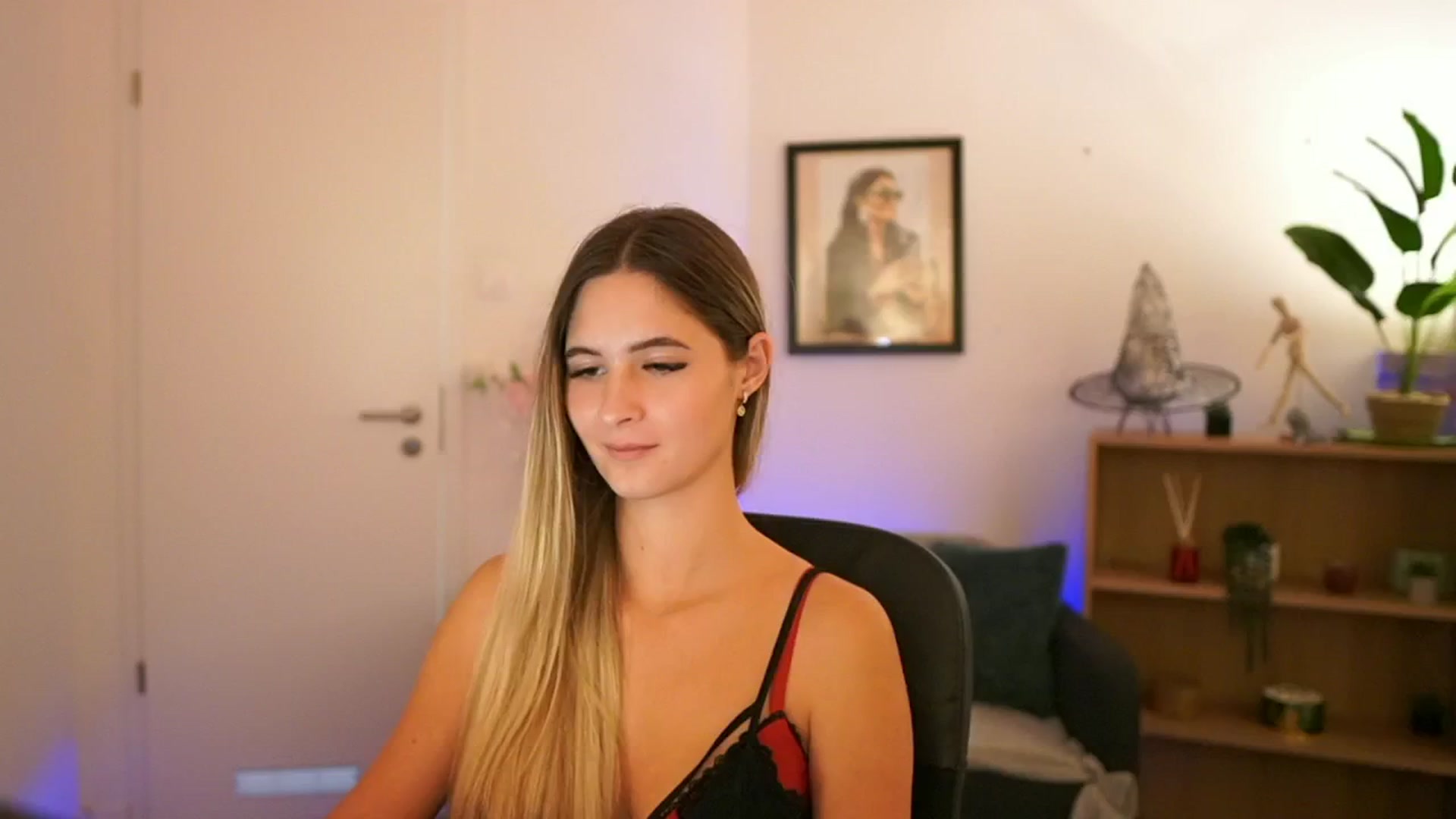 Gallery image thumbnail from CuteGirl_18's myfreecams stream on, 11/10/2024, 18:23 image 2 of 20