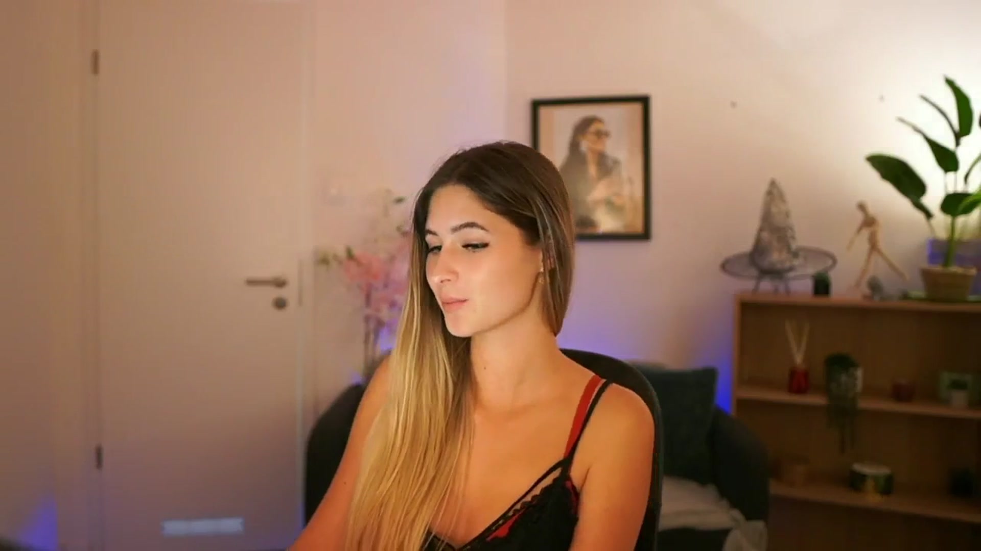 Gallery image thumbnail from CuteGirl_18's myfreecams stream on, 11/10/2024, 19:01 image 13 of 20