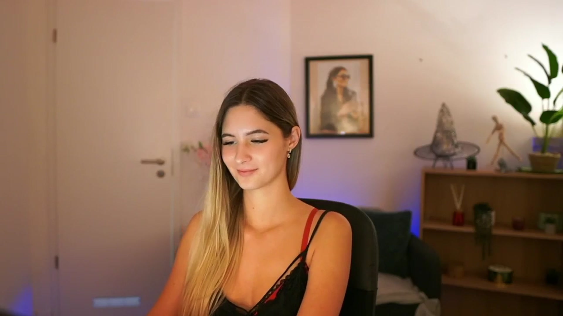 Gallery image thumbnail from CuteGirl_18's myfreecams stream on, 11/10/2024, 19:01 image 9 of 20