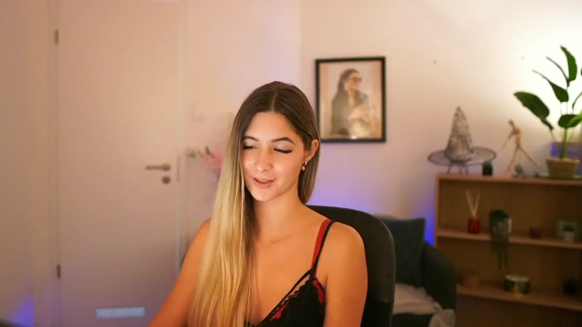 Gallery image thumbnail from CuteGirl_18's myfreecams stream on, 11/10/2024, 19:01 image 20 of 20