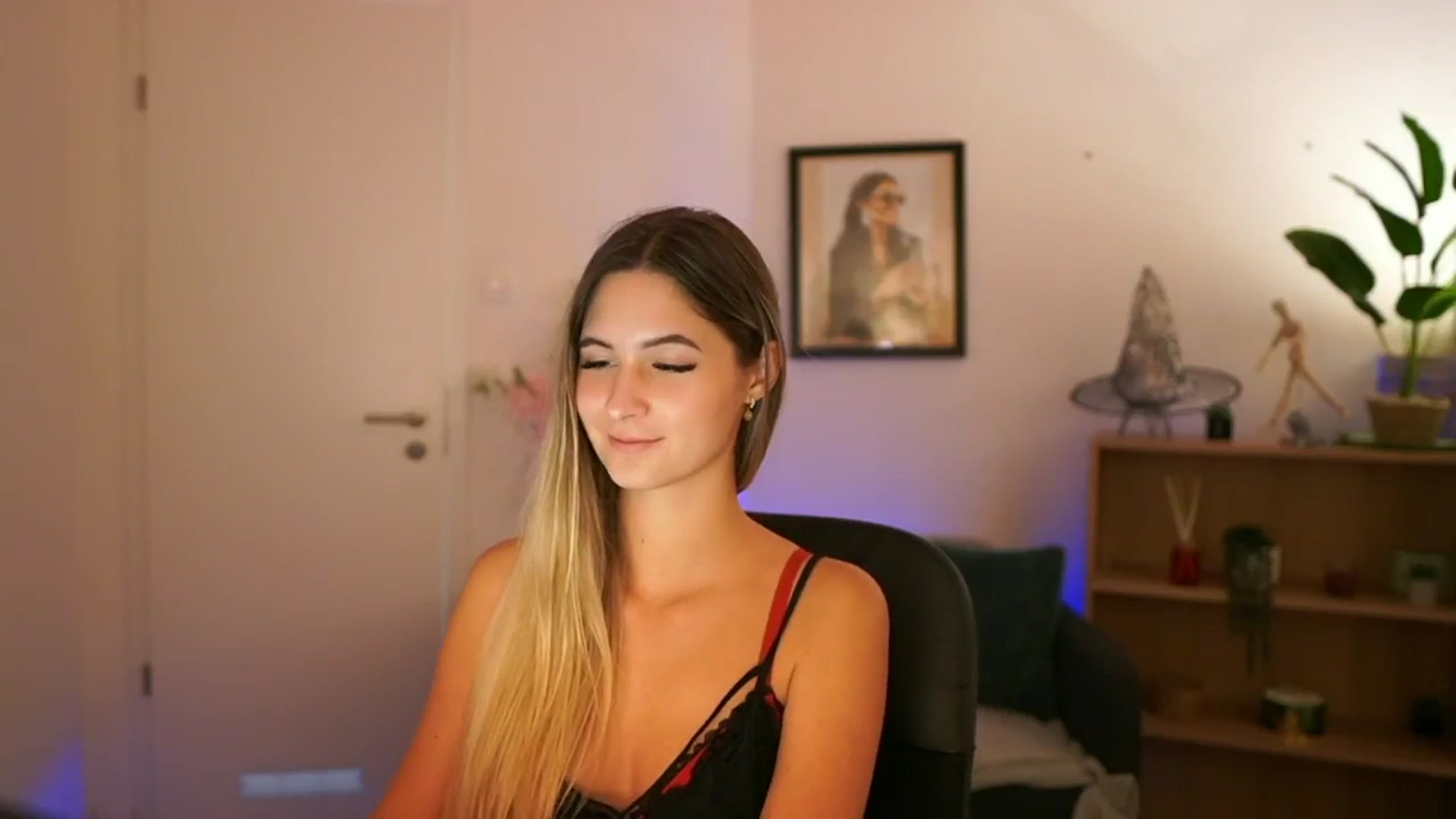 Gallery image thumbnail from CuteGirl_18's myfreecams stream on, 11/10/2024, 19:01 image 12 of 20