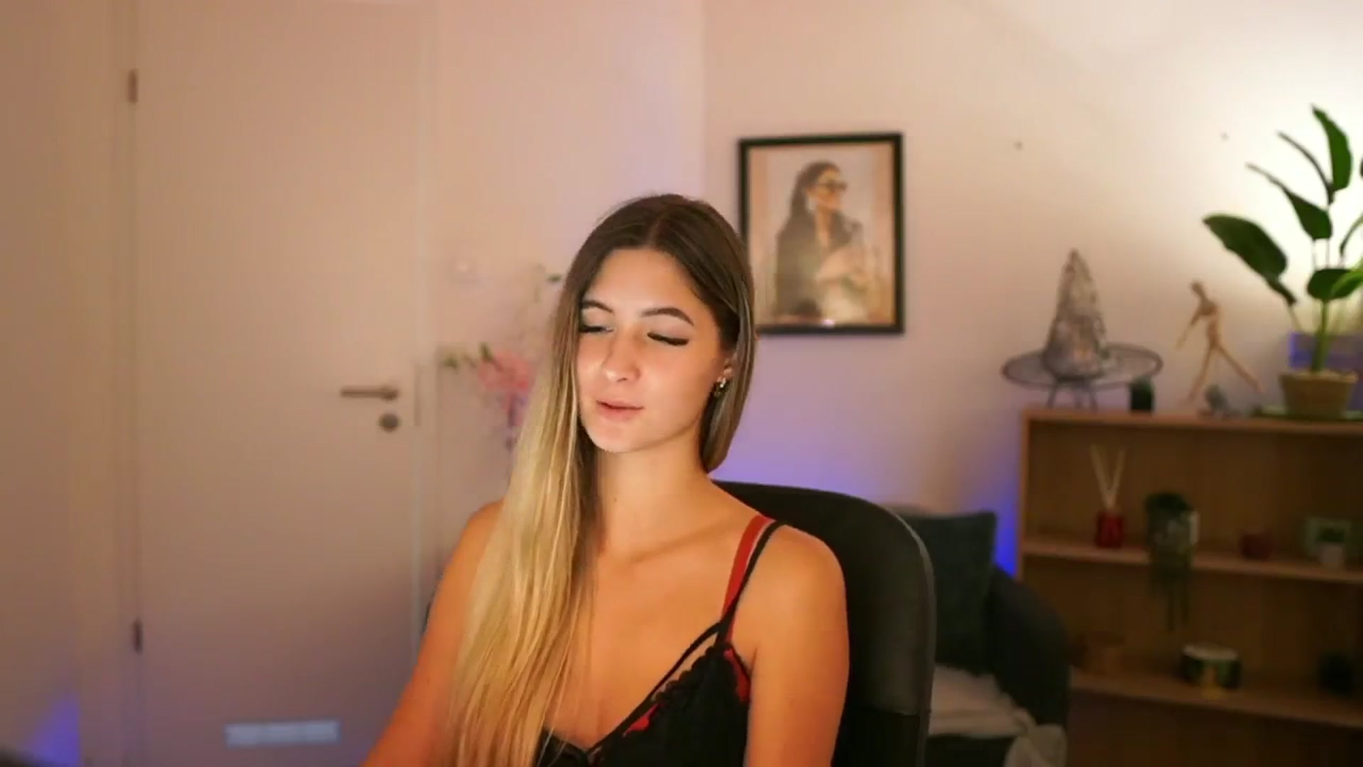 Gallery image thumbnail from CuteGirl_18's myfreecams stream on, 11/10/2024, 19:01 image 14 of 20