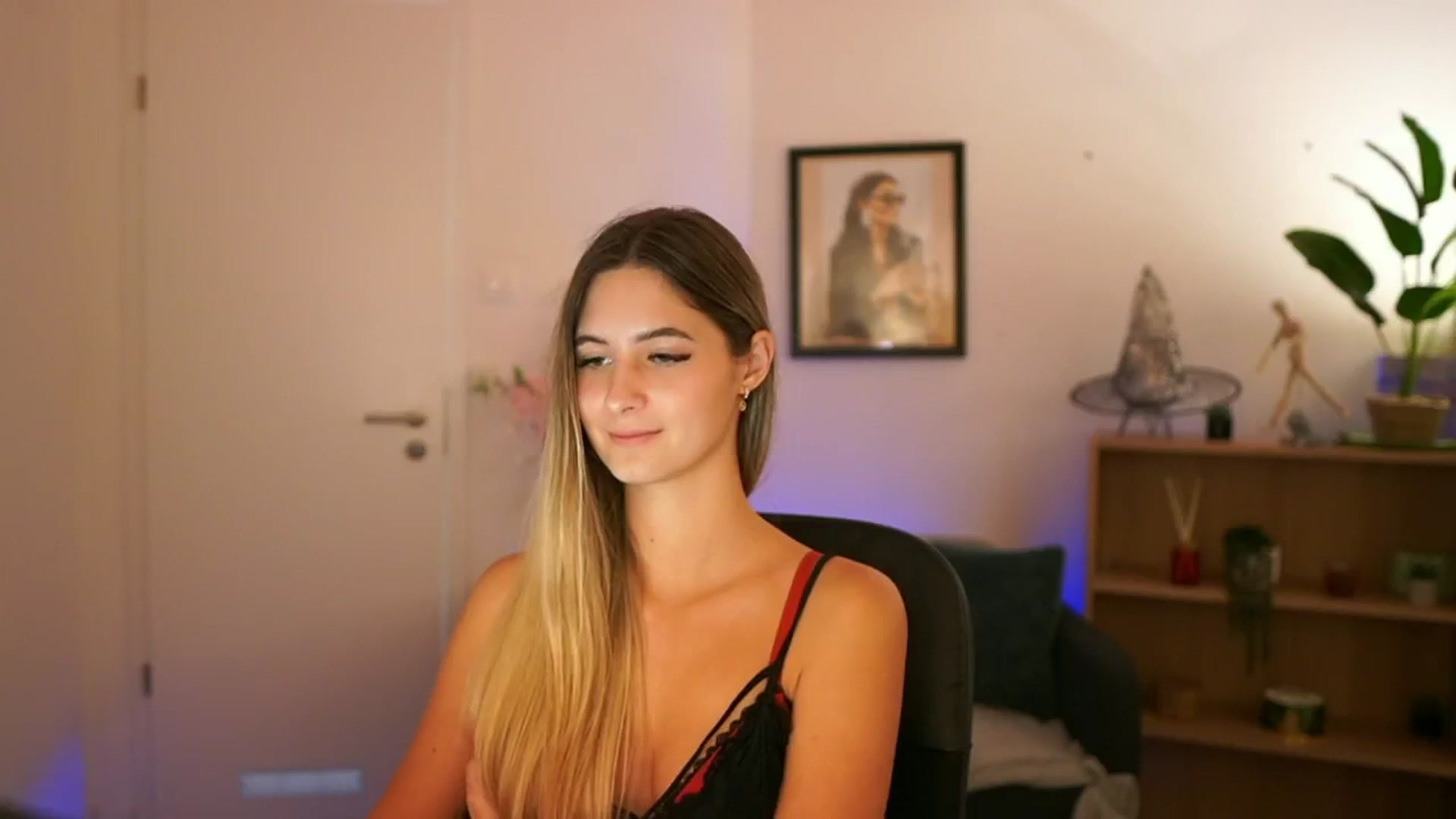 Gallery image thumbnail from CuteGirl_18's myfreecams stream on, 11/10/2024, 19:01 image 18 of 20