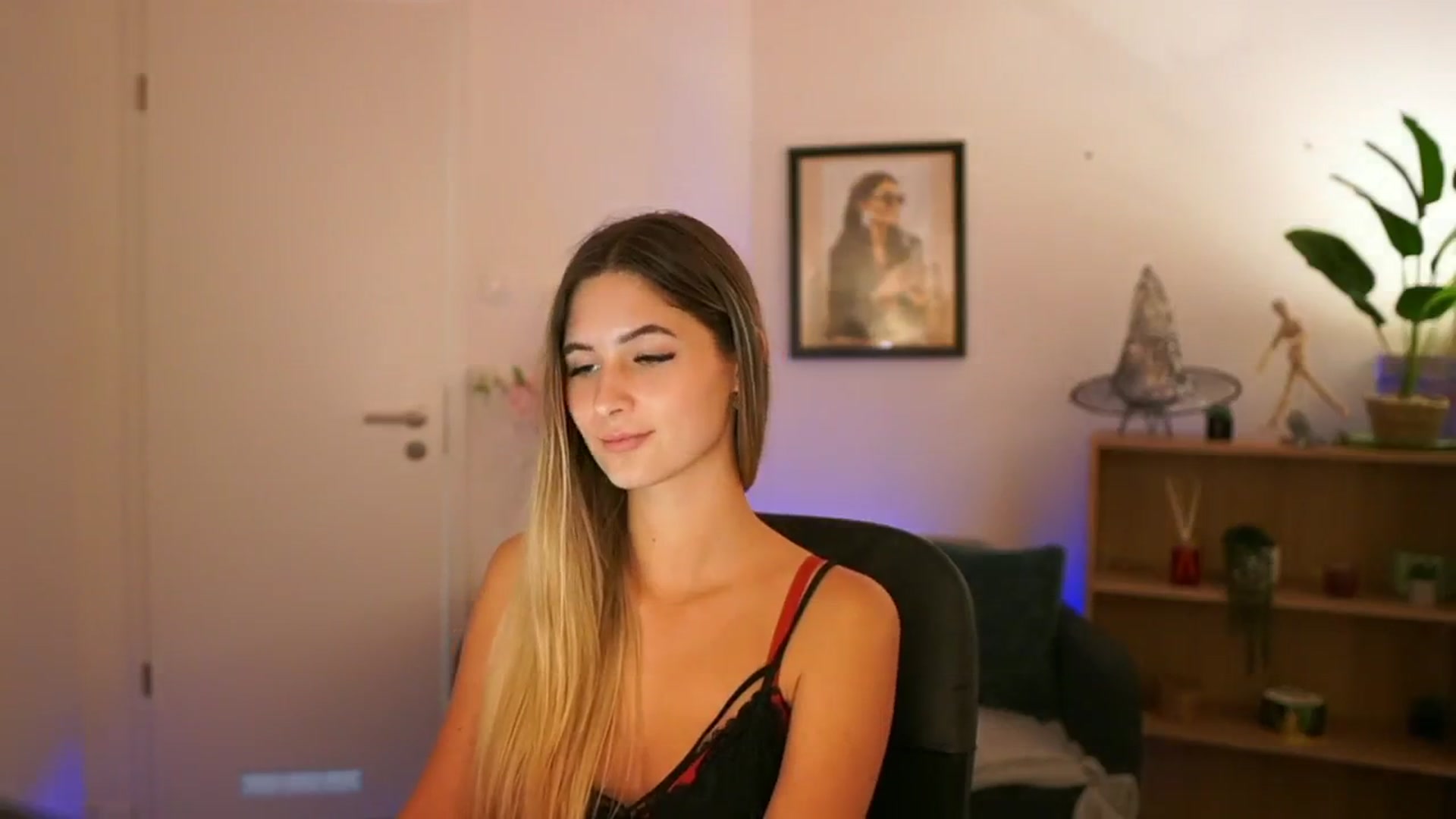 Gallery image thumbnail from CuteGirl_18's myfreecams stream on, 11/10/2024, 19:01 image 16 of 20