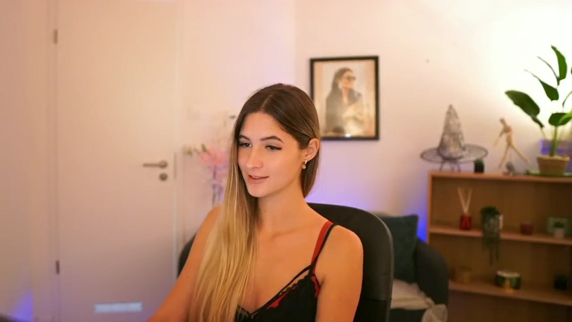 Gallery image thumbnail from CuteGirl_18's myfreecams stream on, 11/10/2024, 19:01 image 17 of 20