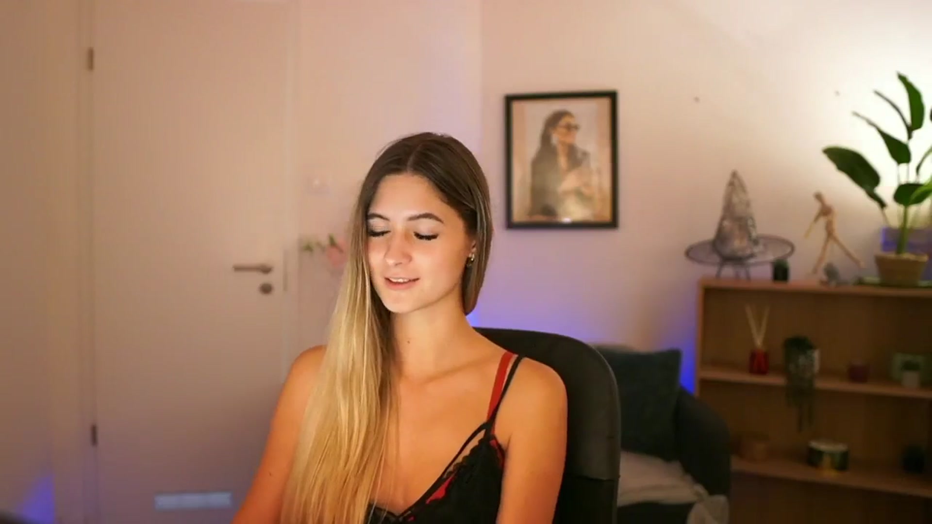 Gallery image thumbnail from CuteGirl_18's myfreecams stream on, 11/10/2024, 19:01 image 15 of 20