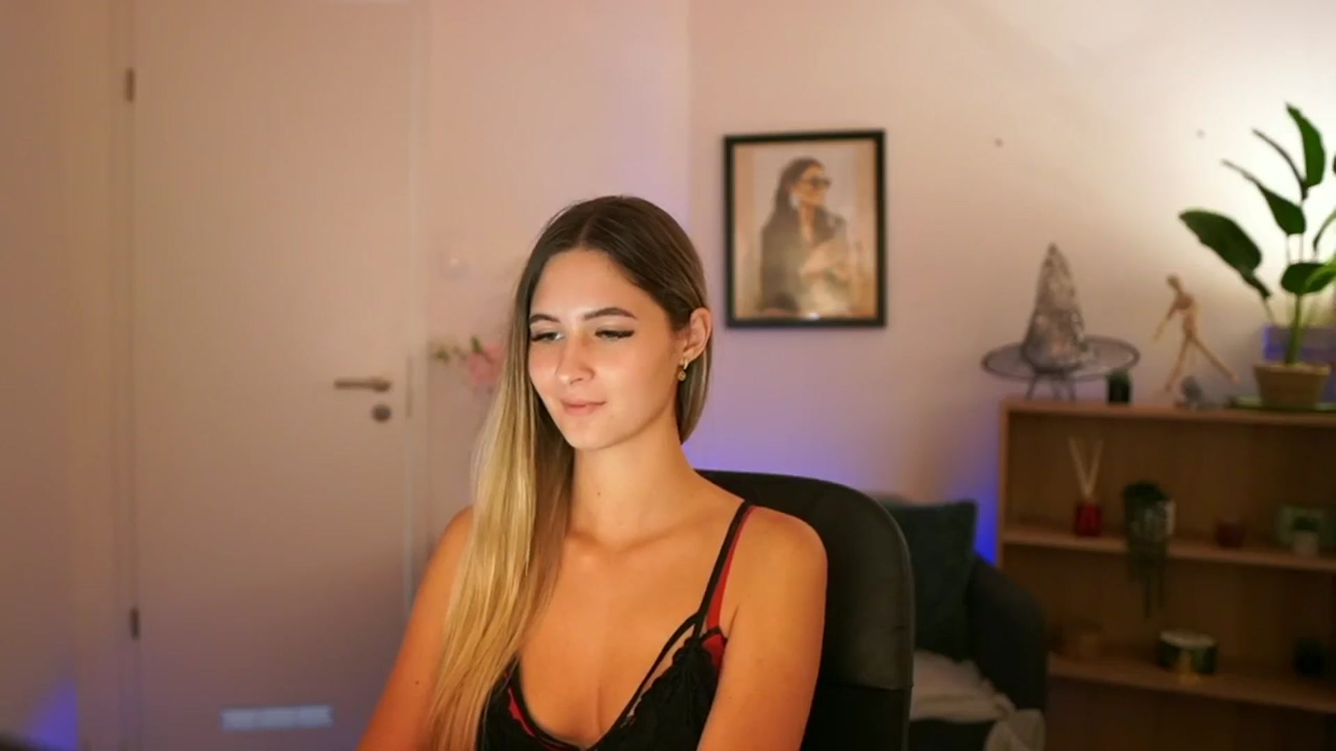 Gallery image thumbnail from CuteGirl_18's myfreecams stream on, 11/10/2024, 19:01 image 2 of 20