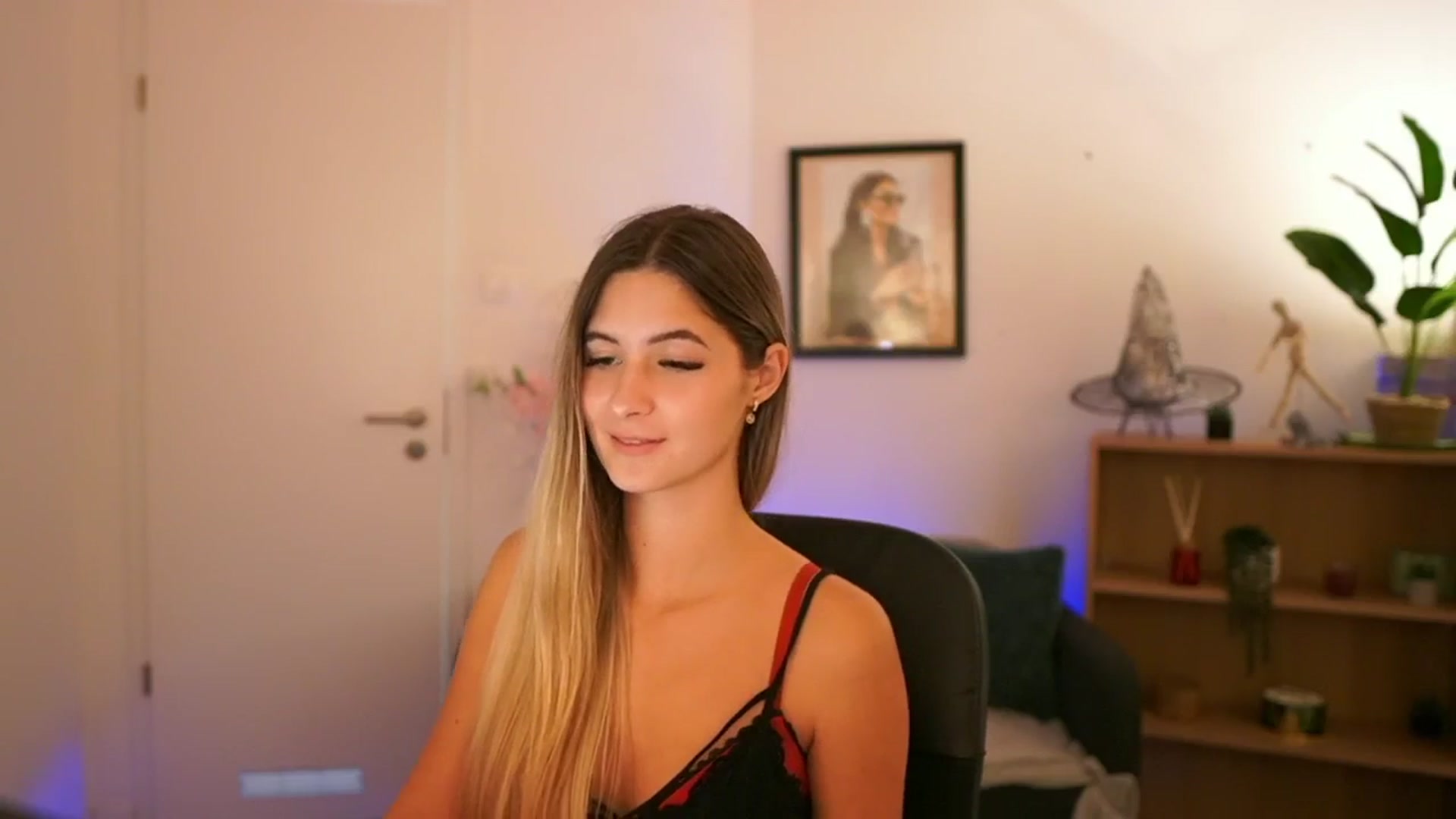Gallery image thumbnail from CuteGirl_18's myfreecams stream on, 11/10/2024, 19:01 image 19 of 20
