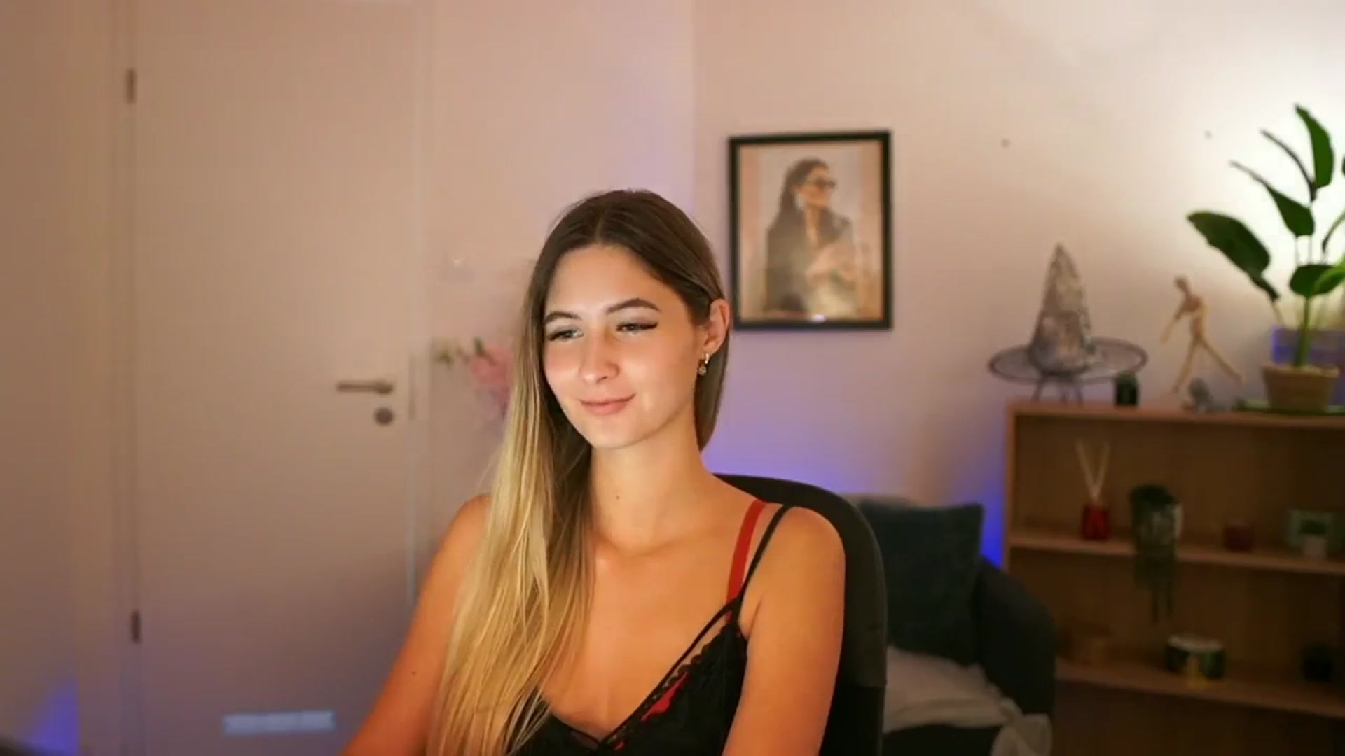 Gallery image thumbnail from CuteGirl_18's myfreecams stream on, 11/10/2024, 19:01 image 8 of 20
