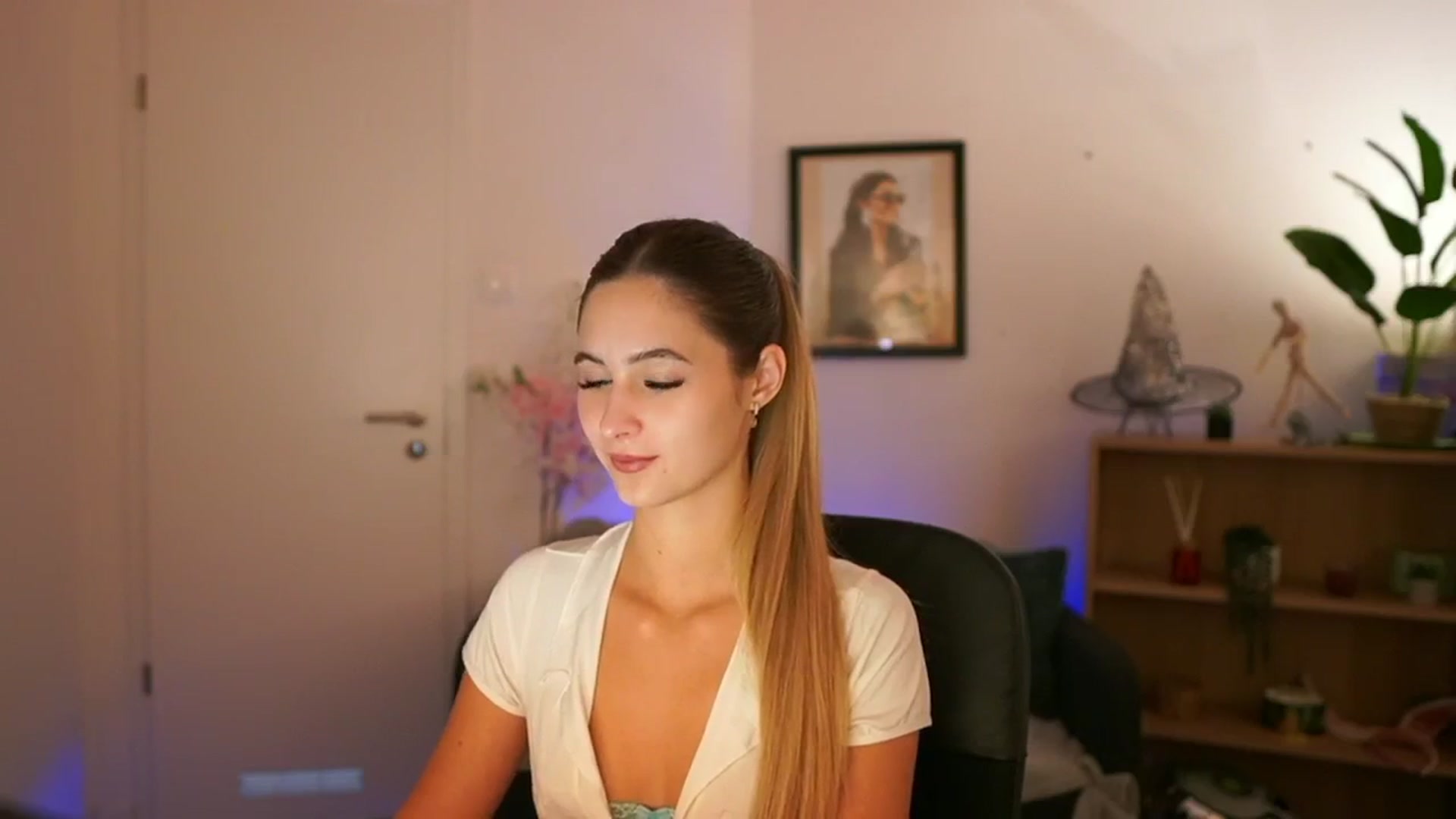 Gallery image thumbnail from CuteGirl_18's myfreecams stream on, 11/11/2024, 14:24 image 4 of 20