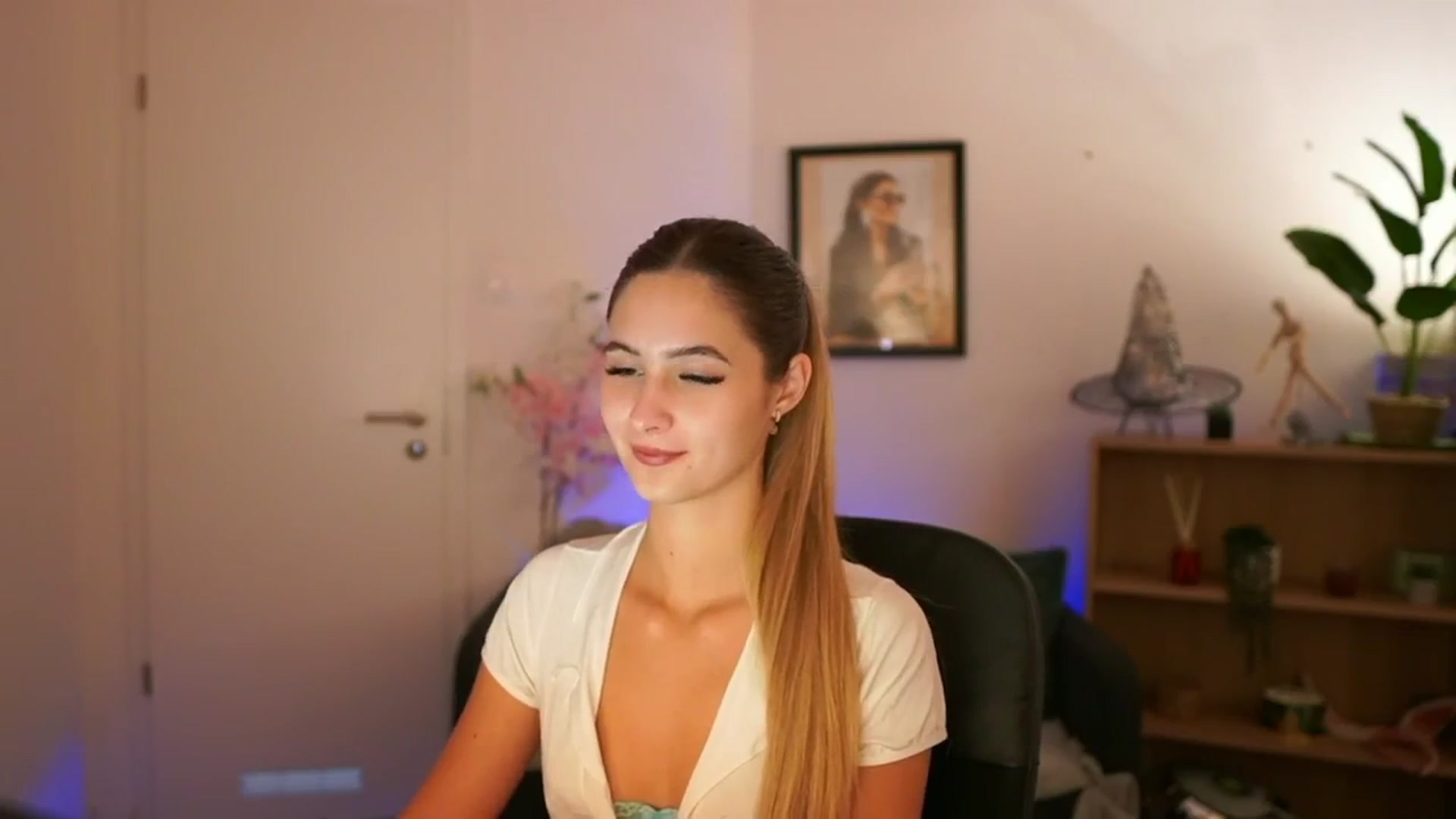 Gallery image thumbnail from CuteGirl_18's myfreecams stream on, 11/11/2024, 14:24 image 3 of 20