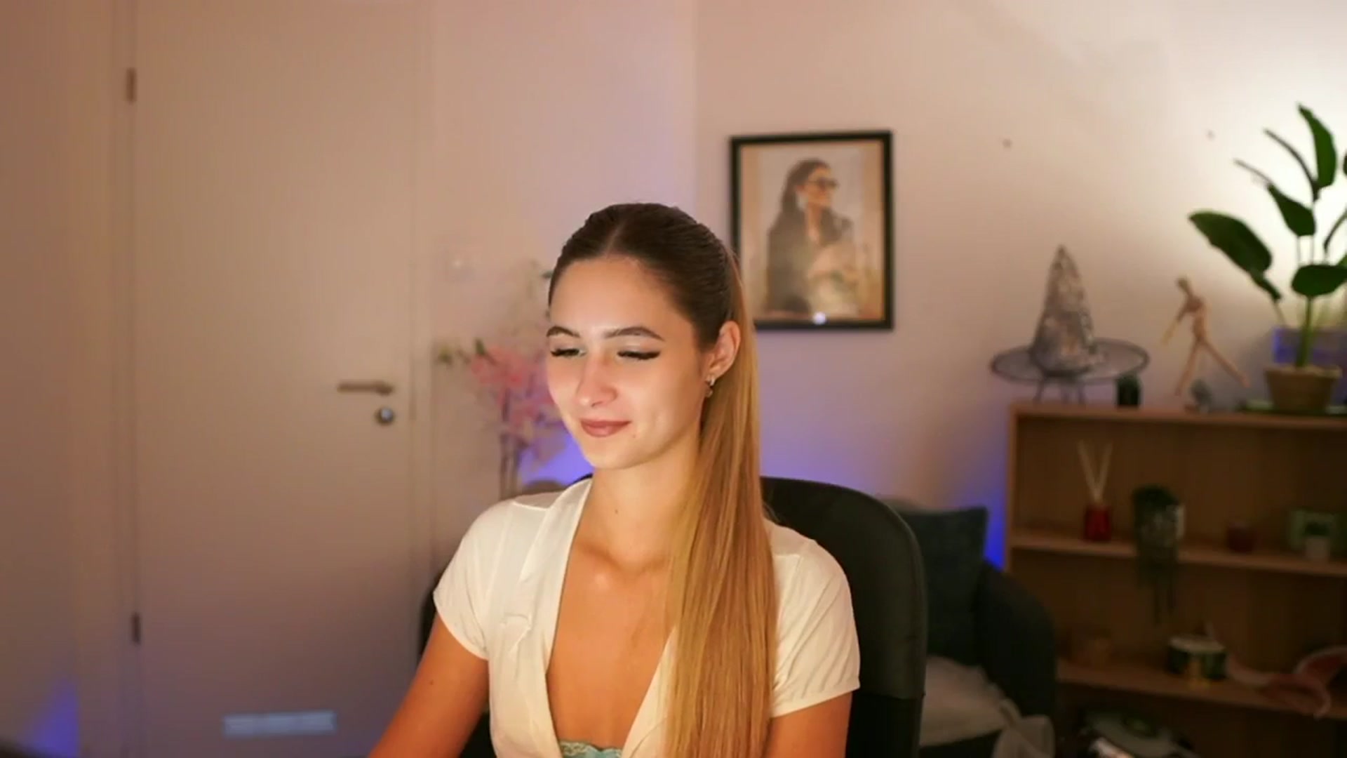 Gallery image thumbnail from CuteGirl_18's myfreecams stream on, 11/11/2024, 14:24 image 18 of 20