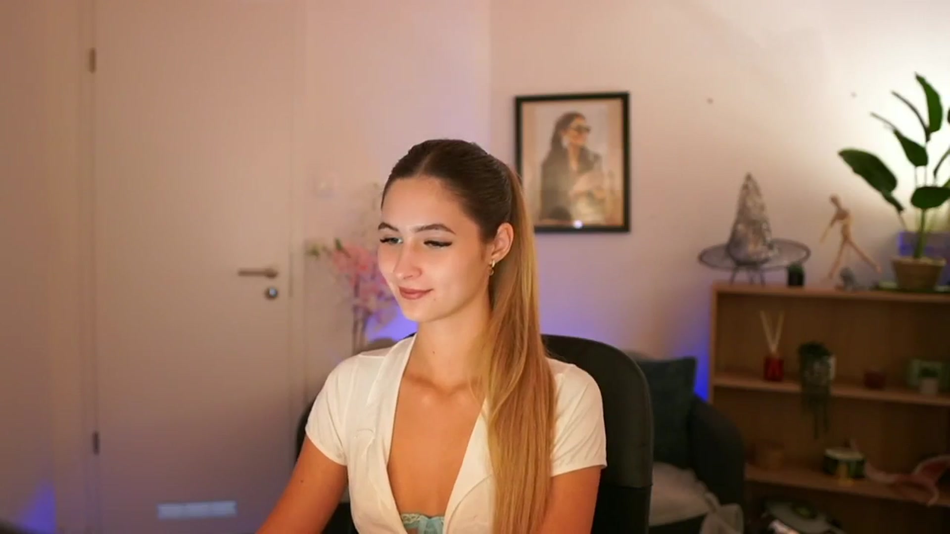Gallery image thumbnail from CuteGirl_18's myfreecams stream on, 11/11/2024, 14:24 image 10 of 20