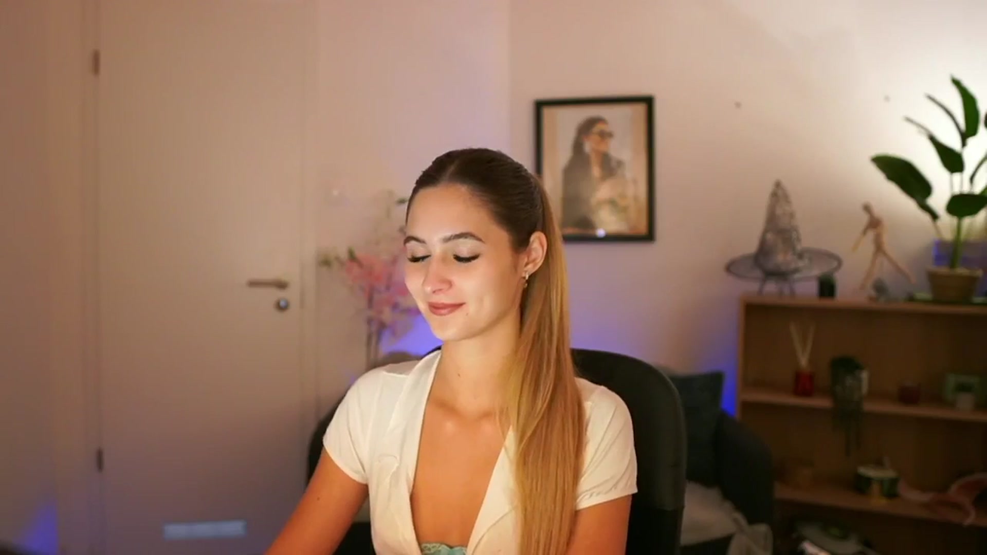 Gallery image thumbnail from CuteGirl_18's myfreecams stream on, 11/11/2024, 14:24 image 12 of 20