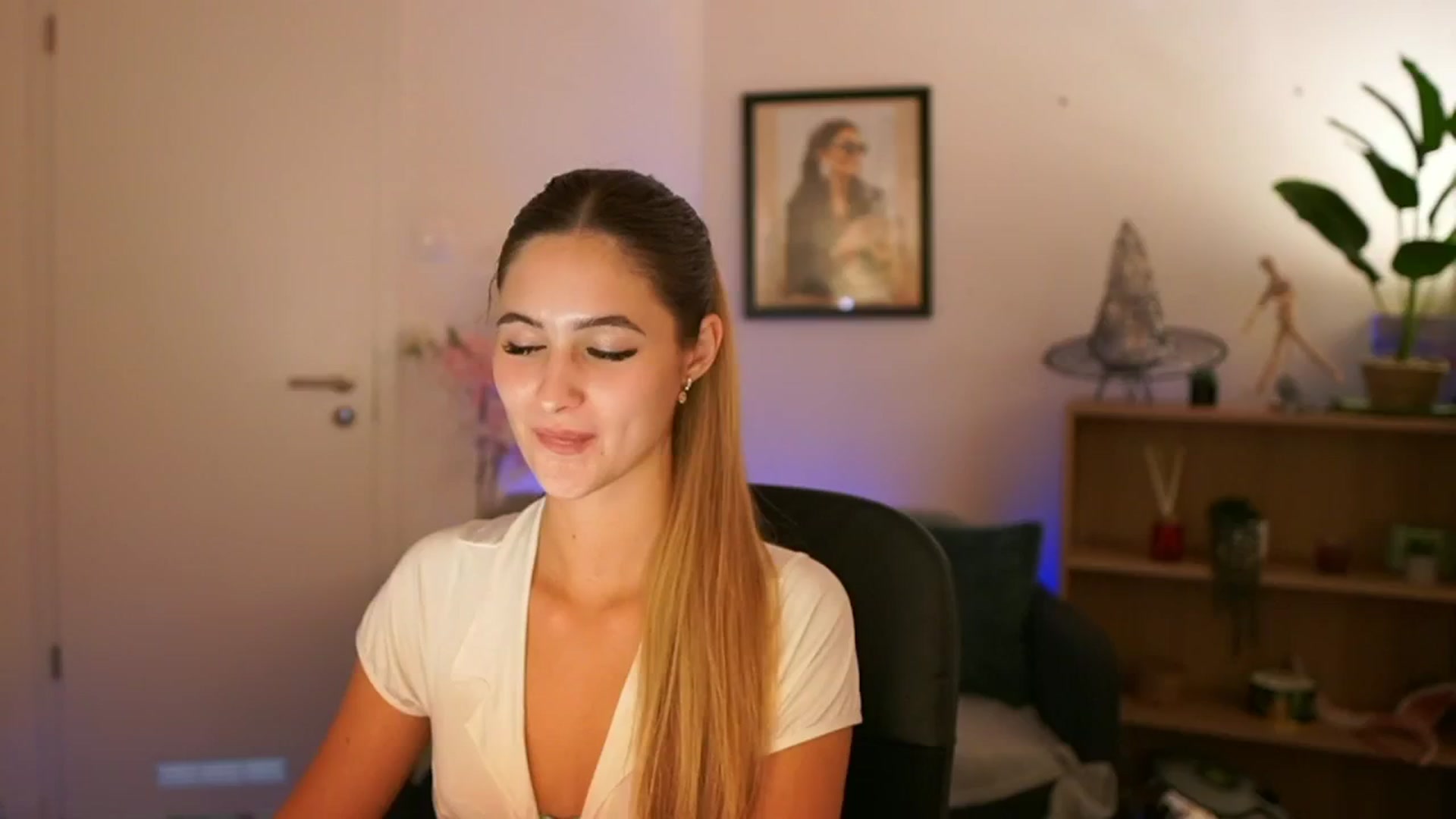 Gallery image thumbnail from CuteGirl_18's myfreecams stream on, 11/11/2024, 16:06 image 4 of 20