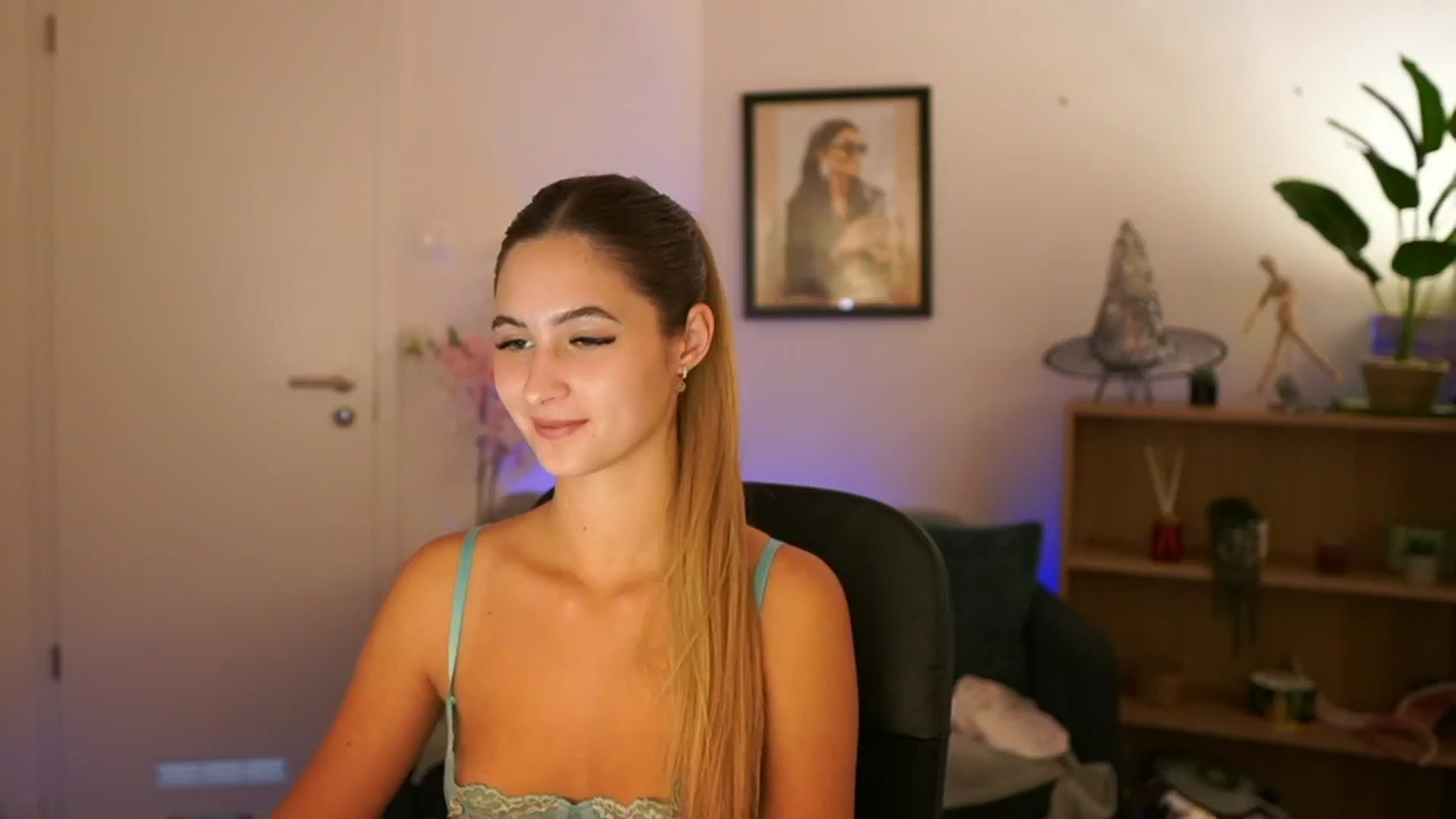 Gallery image thumbnail from CuteGirl_18's myfreecams stream on, 11/11/2024, 16:06 image 14 of 20