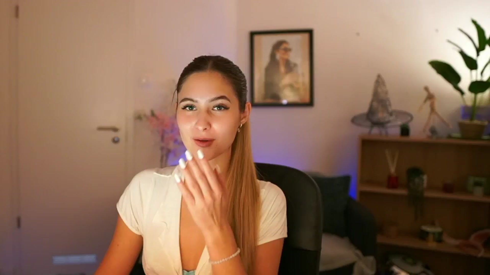 Gallery image thumbnail from CuteGirl_18's myfreecams stream on, 11/11/2024, 16:06 image 2 of 20