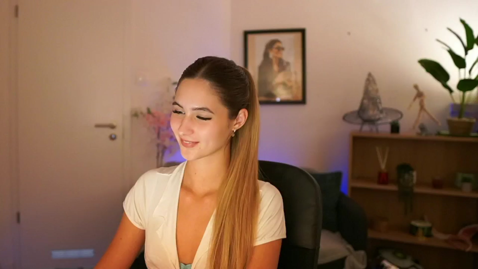 Gallery image thumbnail from CuteGirl_18's myfreecams stream on, 11/11/2024, 16:06 image 3 of 20