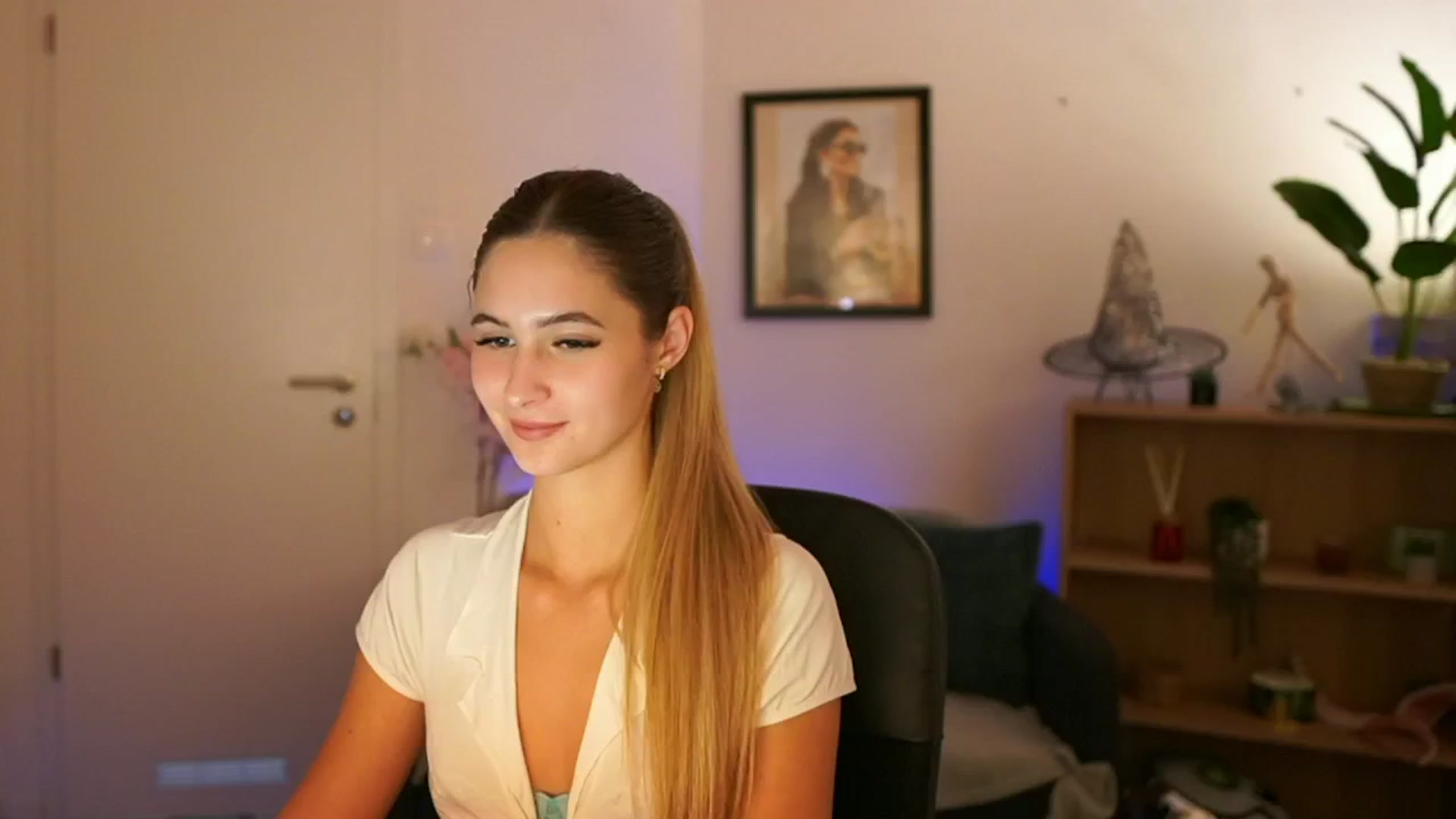 Gallery image thumbnail from CuteGirl_18's myfreecams stream on, 11/11/2024, 16:06 image 1 of 20