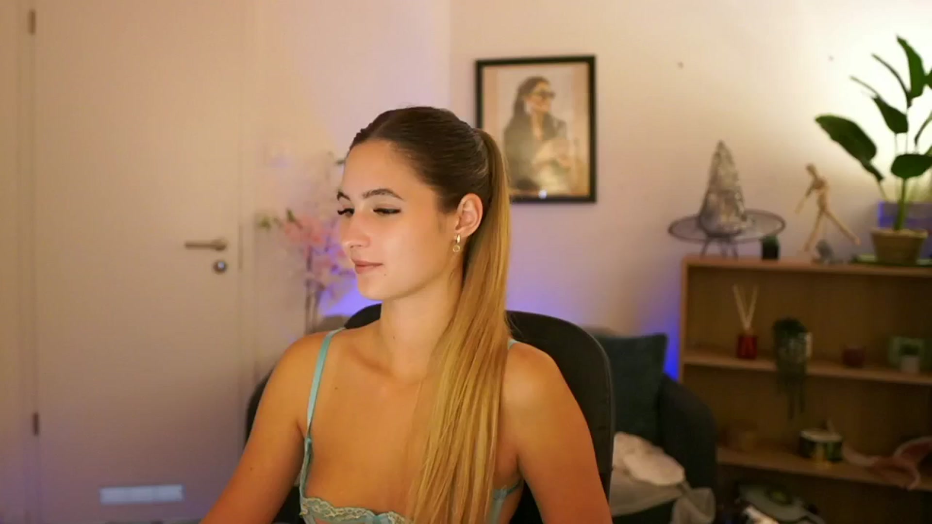 Gallery image thumbnail from CuteGirl_18's myfreecams stream on, 11/11/2024, 16:06 image 17 of 20
