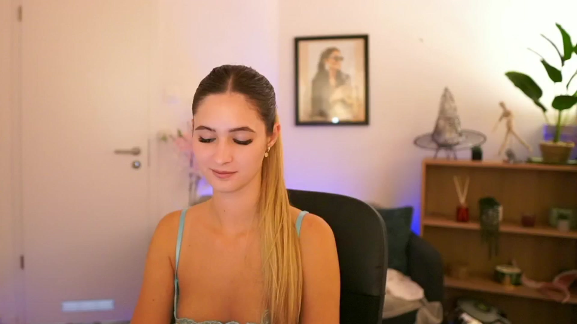 Gallery image thumbnail from CuteGirl_18's myfreecams stream on, 11/11/2024, 16:06 image 15 of 20