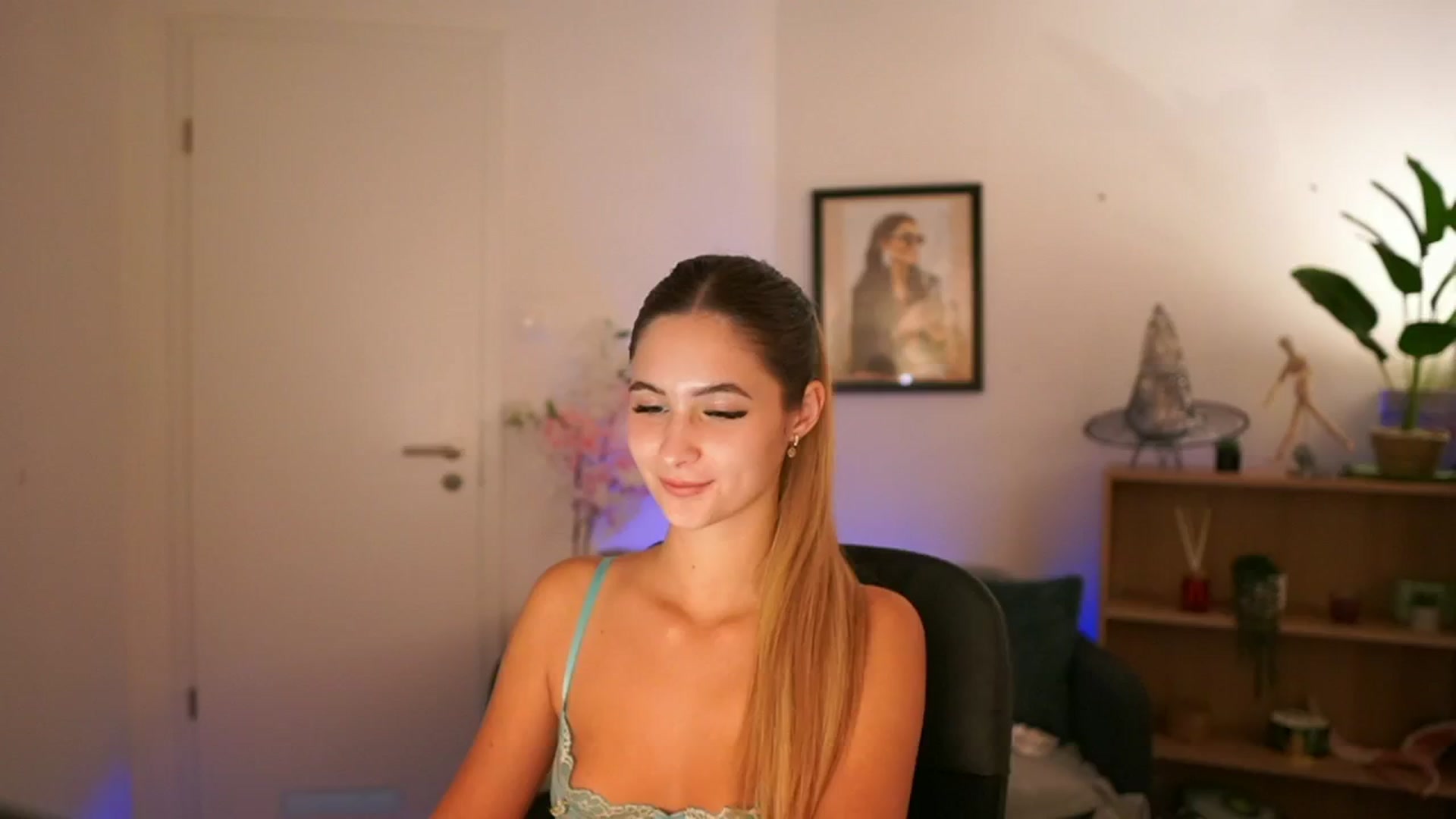 Gallery image thumbnail from CuteGirl_18's myfreecams stream on, 11/11/2024, 17:03 image 13 of 20
