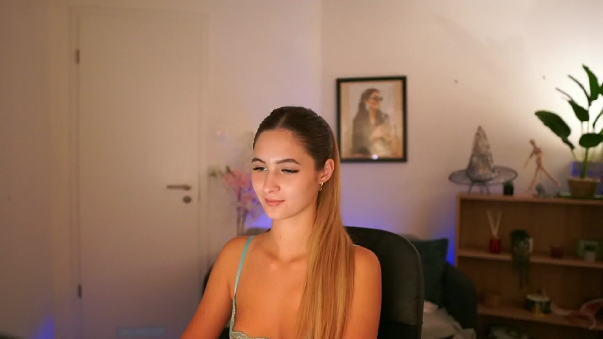 Gallery image thumbnail from CuteGirl_18's myfreecams stream on, 11/11/2024, 17:03 image 14 of 20