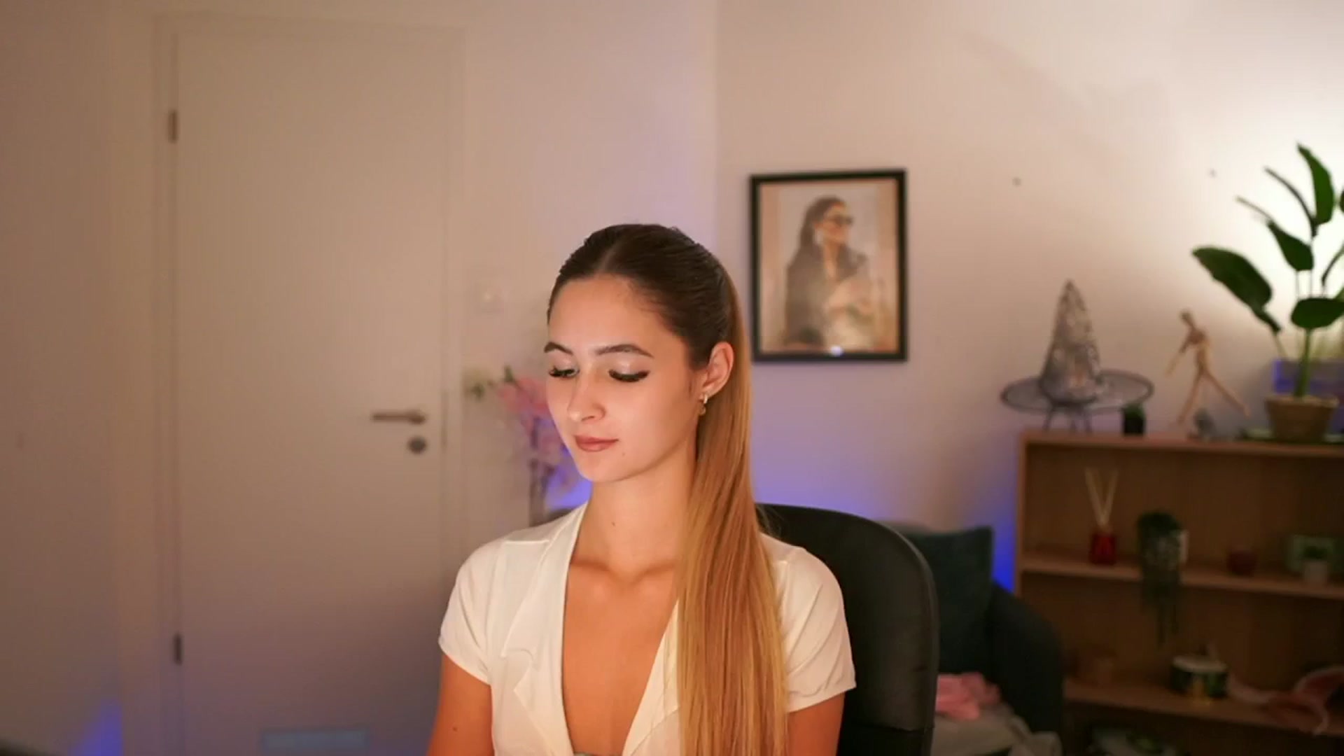 Gallery image thumbnail from CuteGirl_18's myfreecams stream on, 11/11/2024, 17:40 image 10 of 20