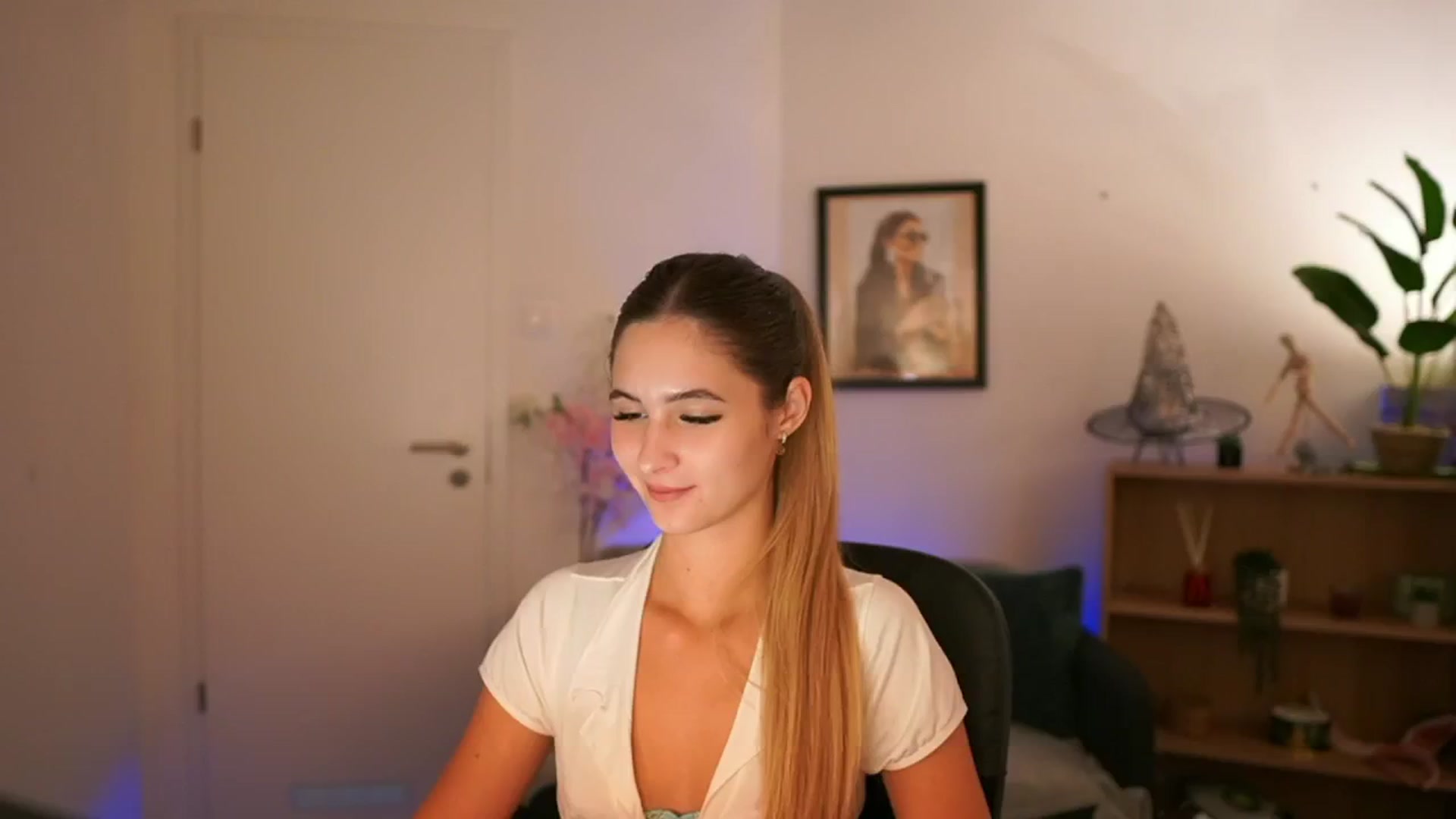 Gallery image thumbnail from CuteGirl_18's myfreecams stream on, 11/11/2024, 18:52 image 18 of 20