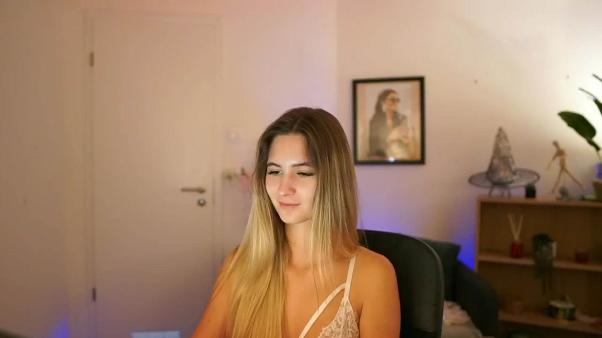 Gallery image thumbnail from CuteGirl_18's myfreecams stream on, 11/14/2024, 15:00 image 6 of 20
