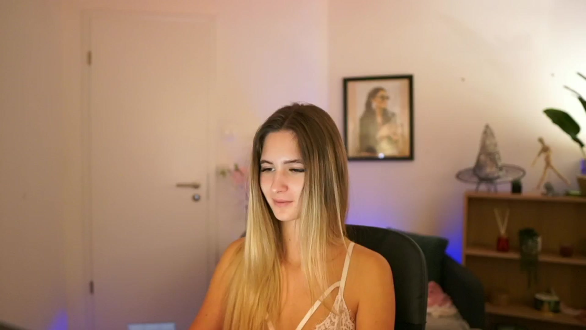 Gallery image thumbnail from CuteGirl_18's myfreecams stream on, 11/14/2024, 15:00 image 11 of 20
