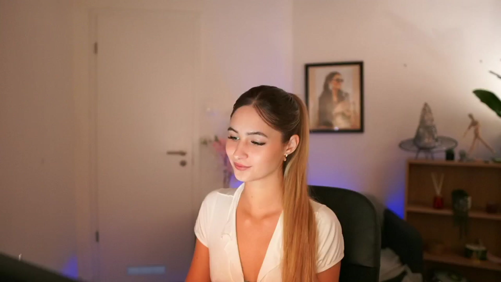 Gallery image thumbnail from CuteGirl_18's myfreecams stream on, 11/16/2024, 15:10 image 1 of 20