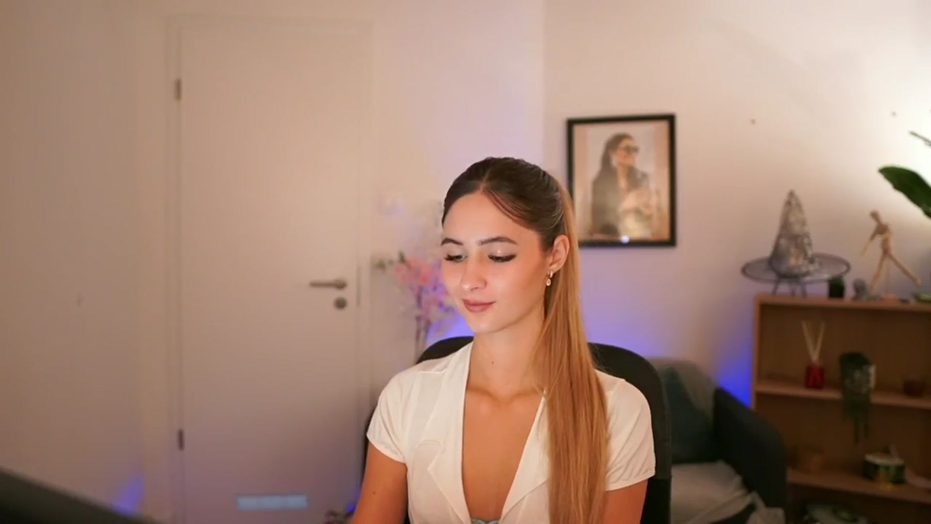 Gallery image thumbnail from CuteGirl_18's myfreecams stream on, 11/16/2024, 15:10 image 9 of 20