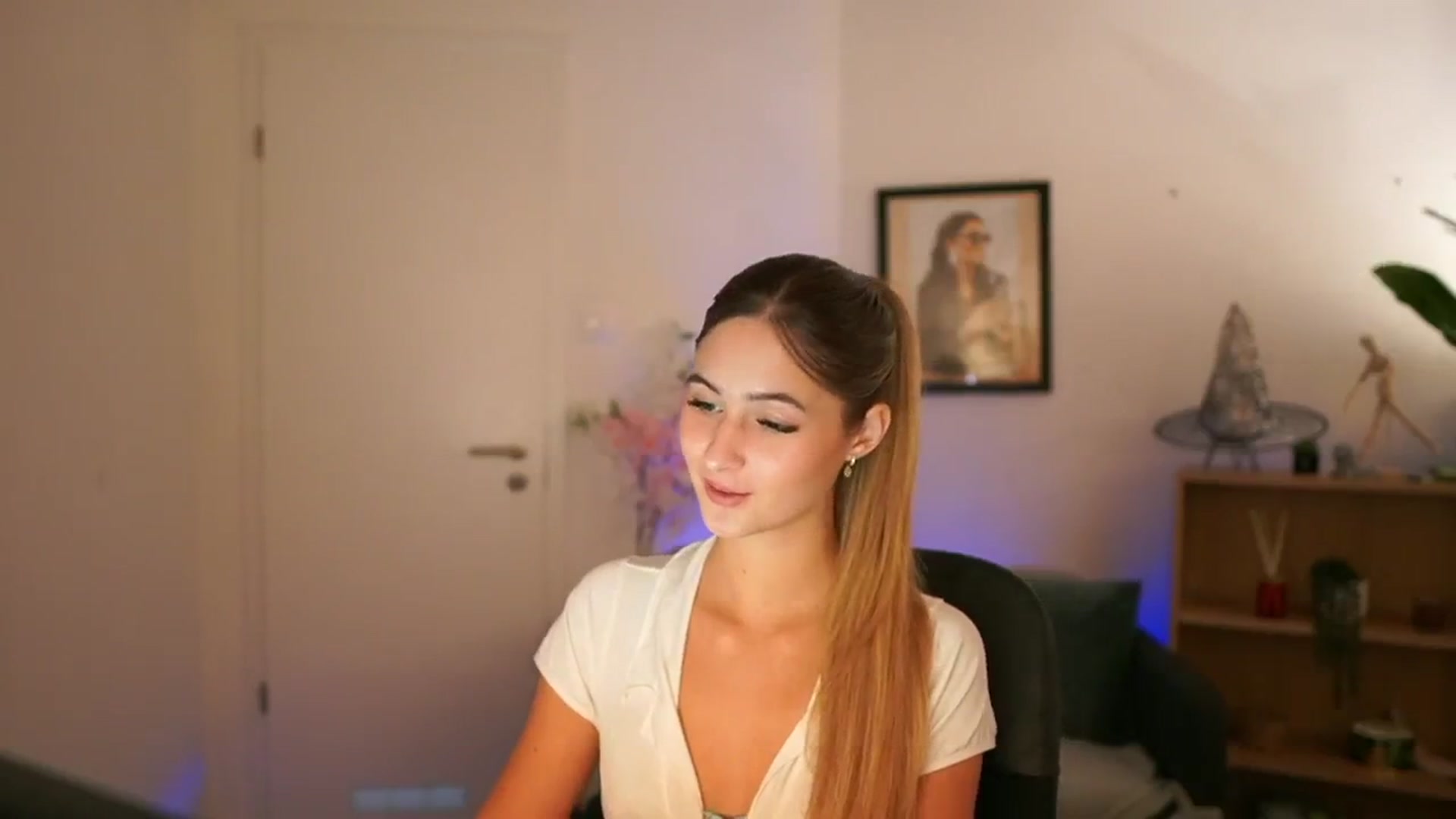 Gallery image thumbnail from CuteGirl_18's myfreecams stream on, 11/16/2024, 15:42 image 3 of 20