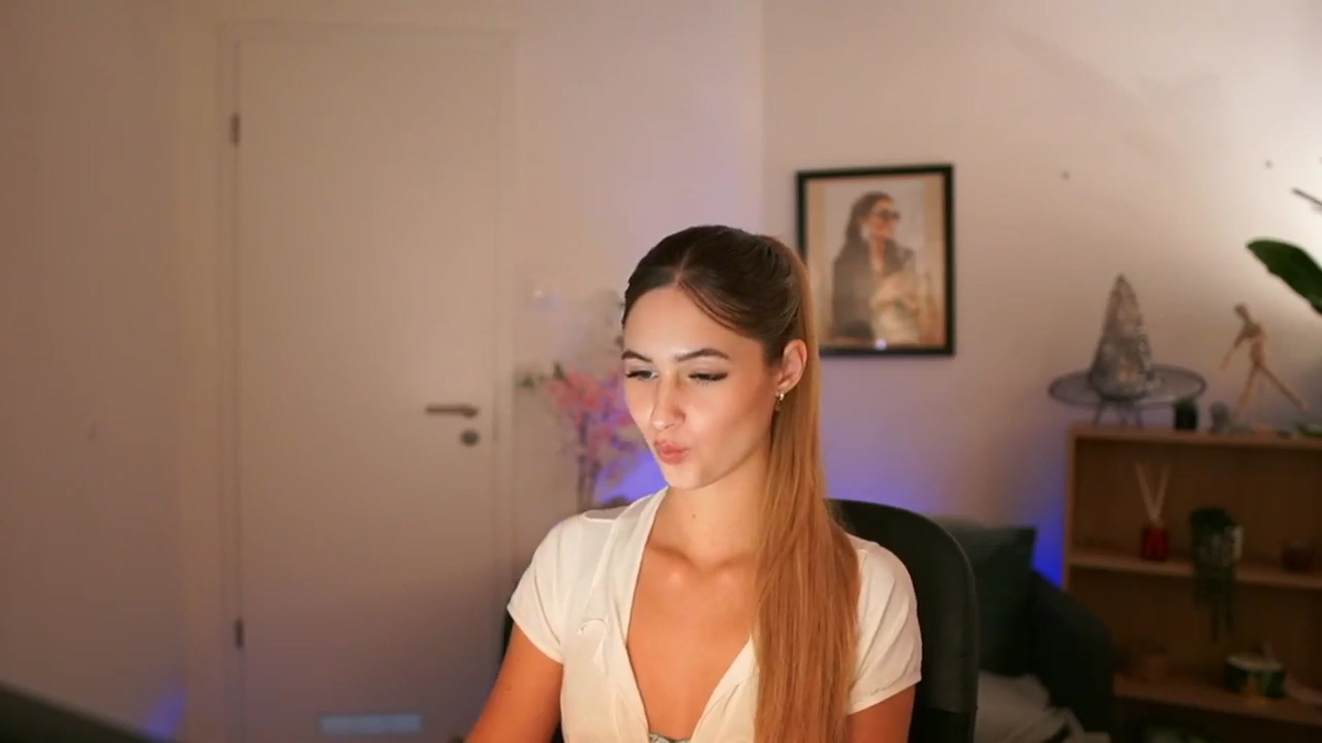 Gallery image thumbnail from CuteGirl_18's myfreecams stream on, 11/16/2024, 15:42 image 2 of 20