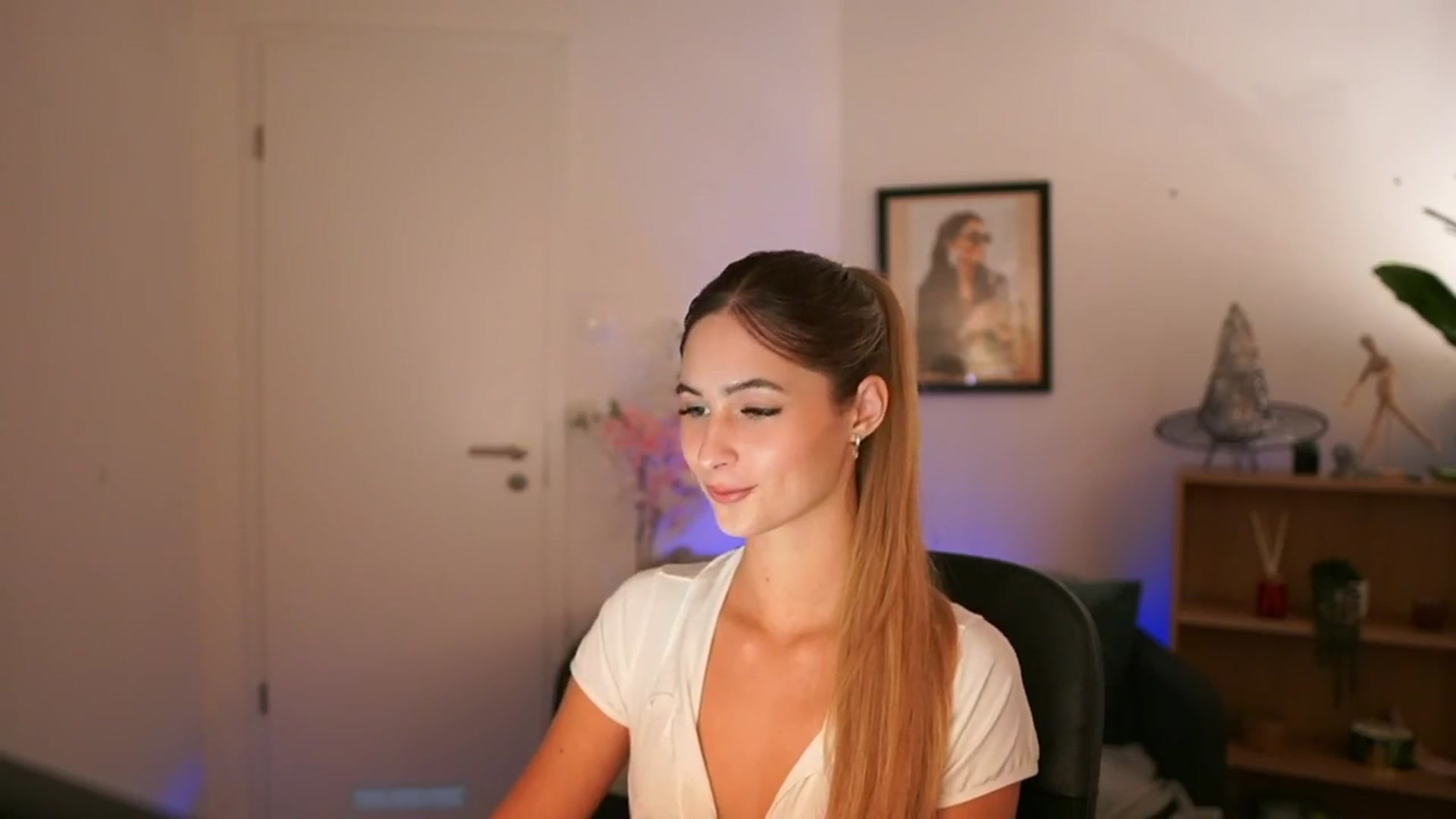 Gallery image thumbnail from CuteGirl_18's myfreecams stream on, 11/16/2024, 15:42 image 4 of 20