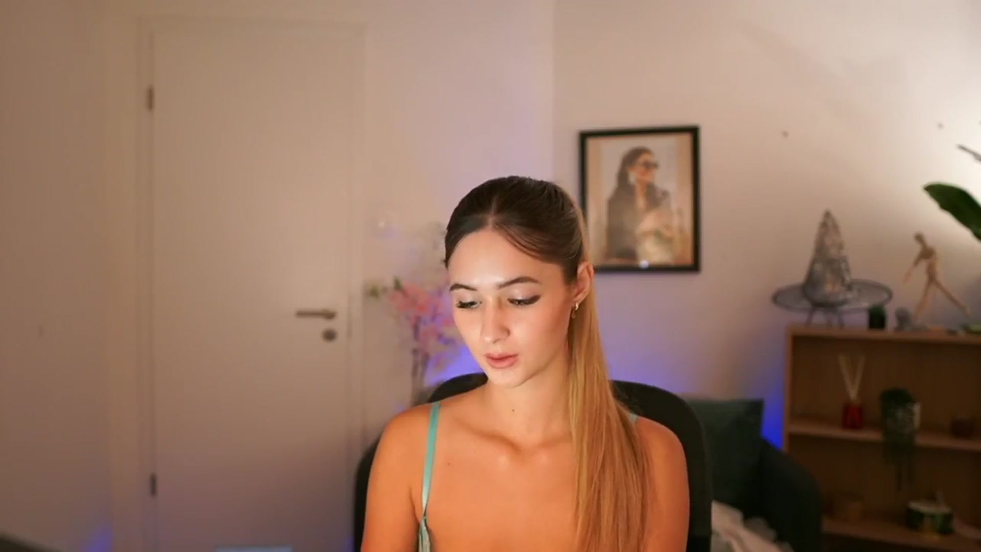 Gallery image thumbnail from CuteGirl_18's myfreecams stream on, 11/16/2024, 16:50 image 17 of 20