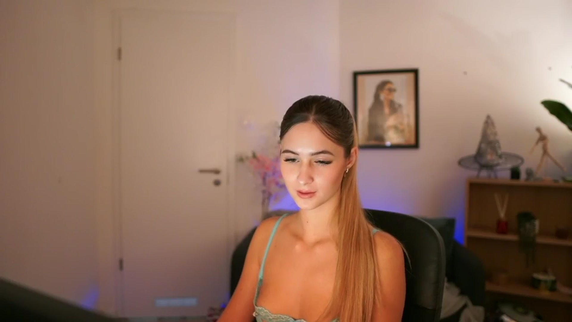 Gallery image thumbnail from CuteGirl_18's myfreecams stream on, 11/16/2024, 17:28 image 13 of 20