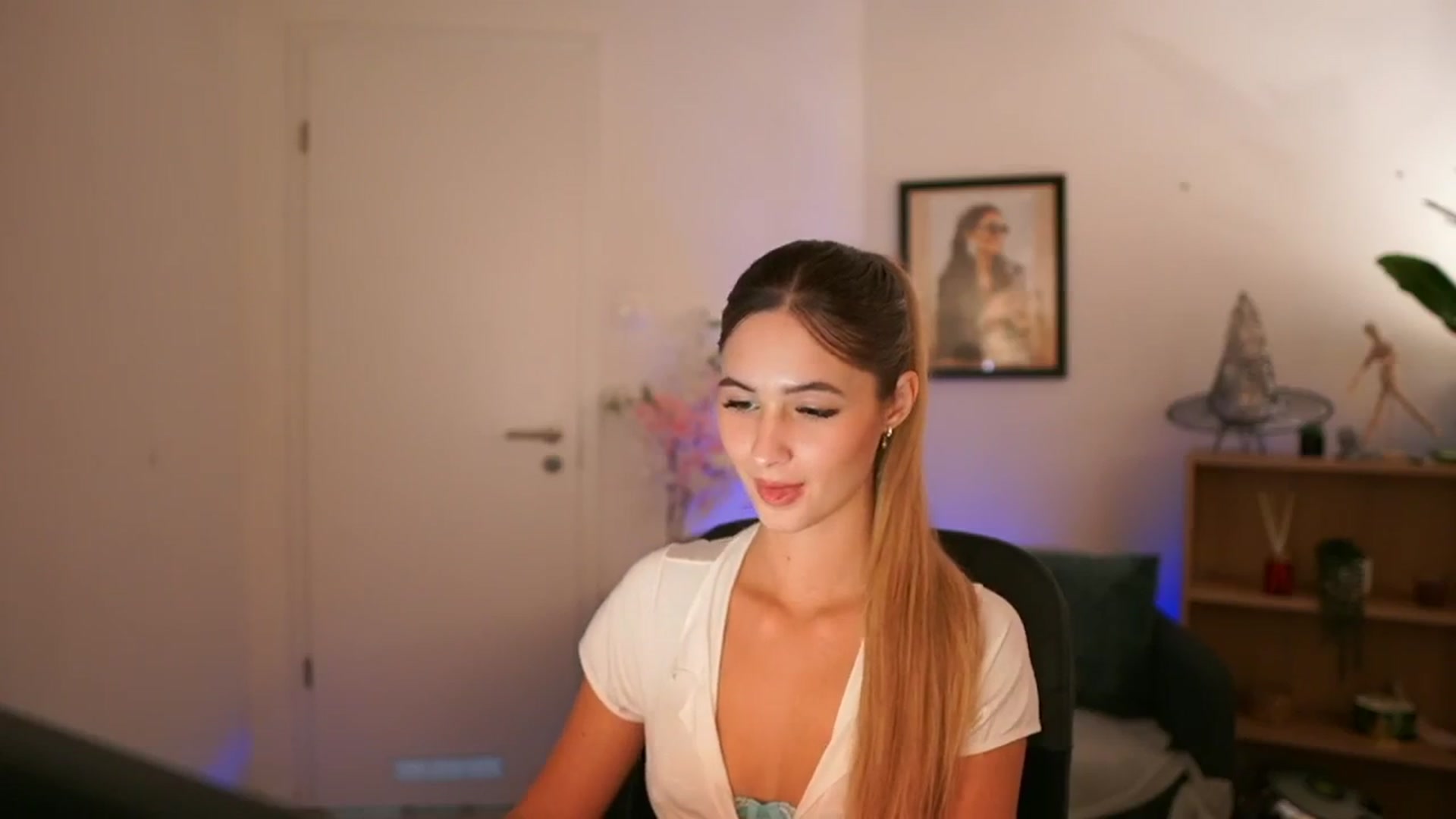 Gallery image thumbnail from CuteGirl_18's myfreecams stream on, 11/16/2024, 17:28 image 3 of 20