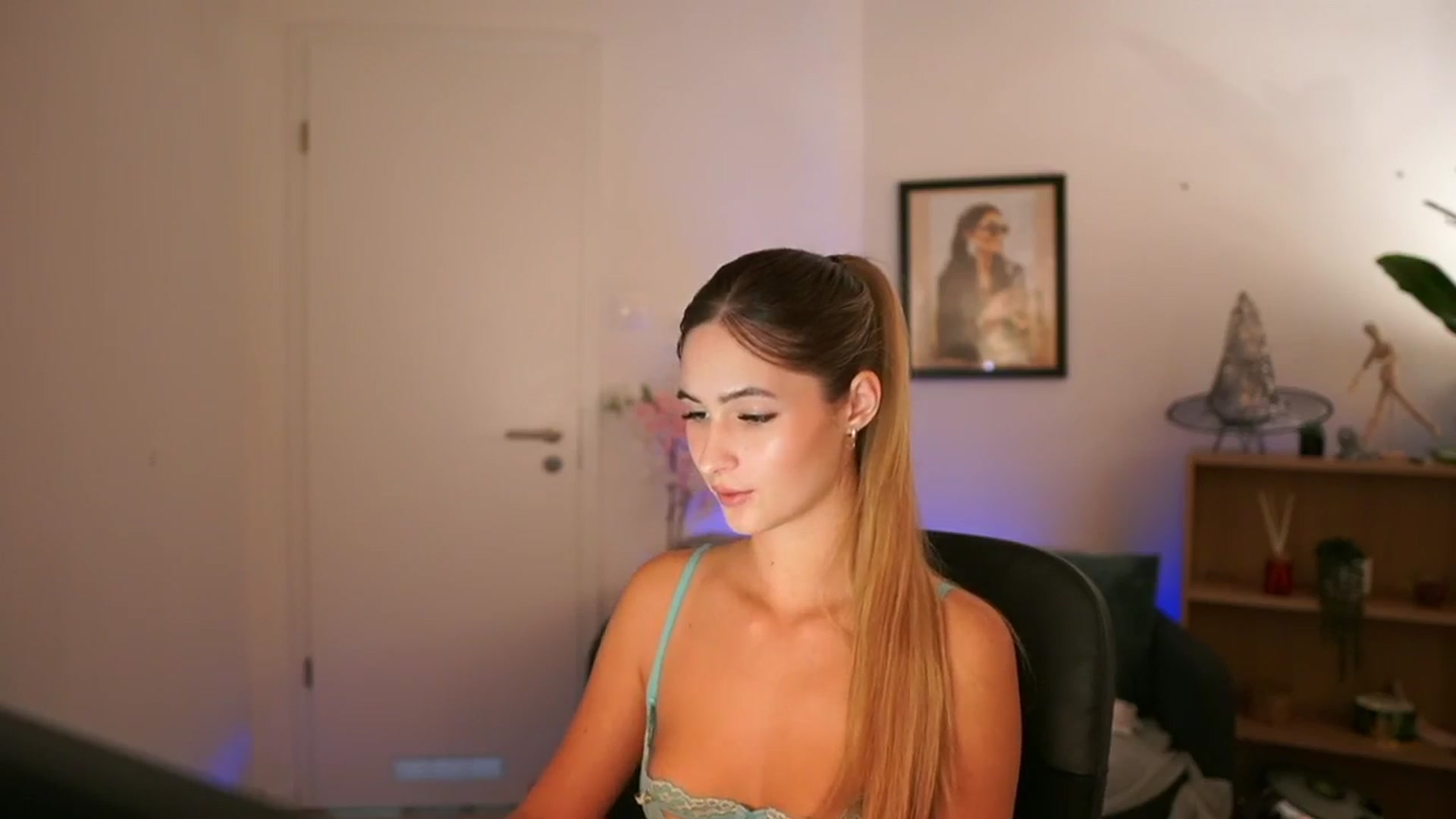 Gallery image thumbnail from CuteGirl_18's myfreecams stream on, 11/16/2024, 17:28 image 15 of 20