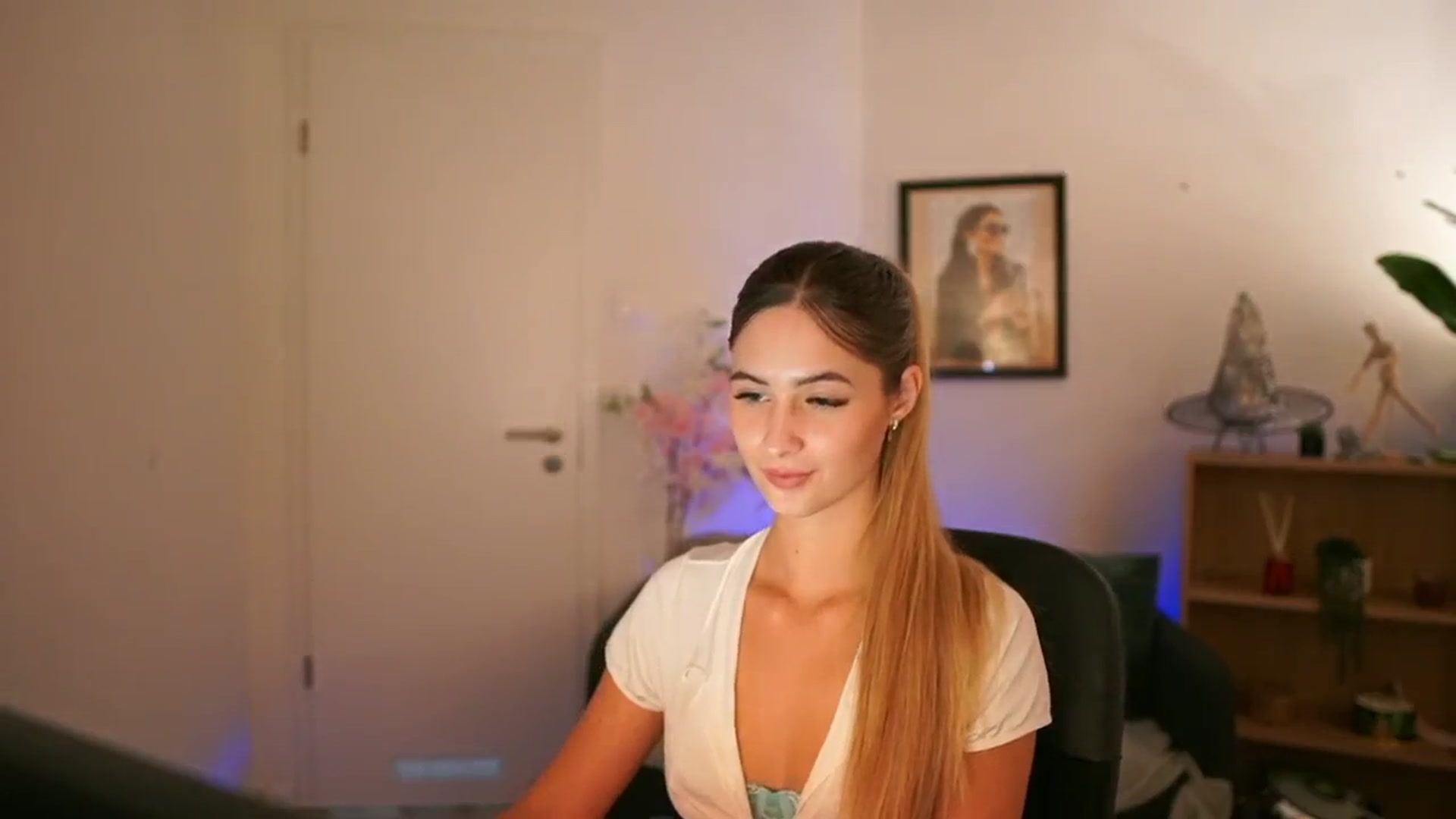 Gallery image thumbnail from CuteGirl_18's myfreecams stream on, 11/16/2024, 17:28 image 6 of 20