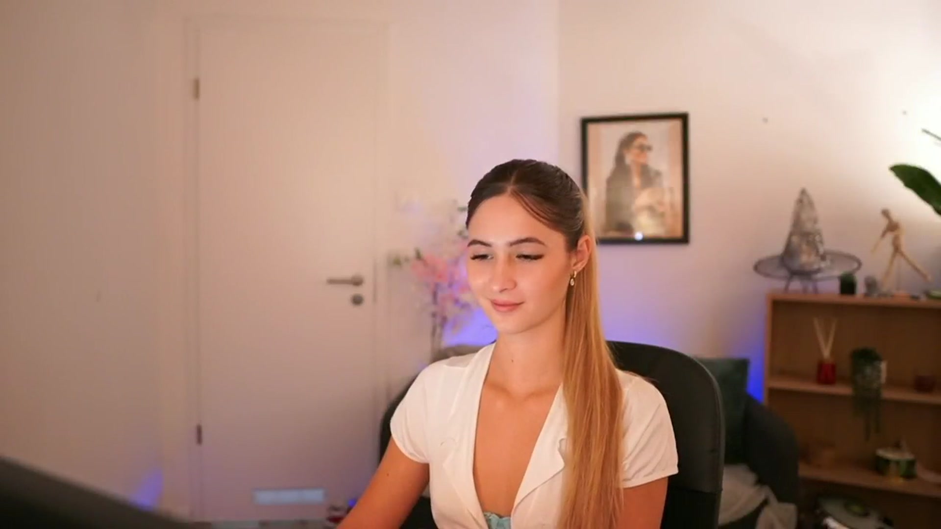 Gallery image thumbnail from CuteGirl_18's myfreecams stream on, 11/16/2024, 17:48 image 7 of 20