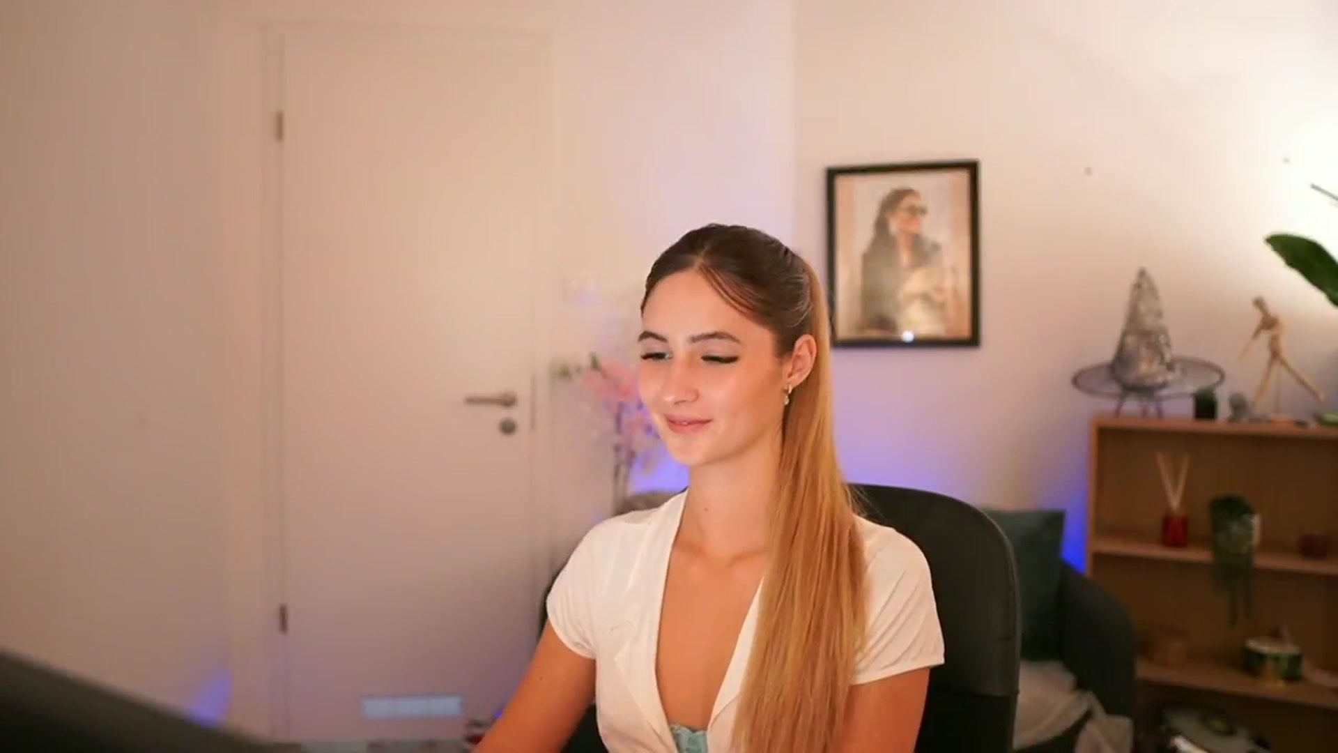 Gallery image thumbnail from CuteGirl_18's myfreecams stream on, 11/16/2024, 17:48 image 10 of 20