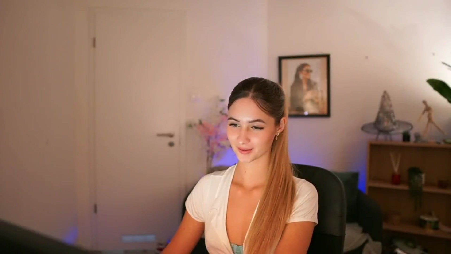 Gallery image thumbnail from CuteGirl_18's myfreecams stream on, 11/16/2024, 17:48 image 8 of 20