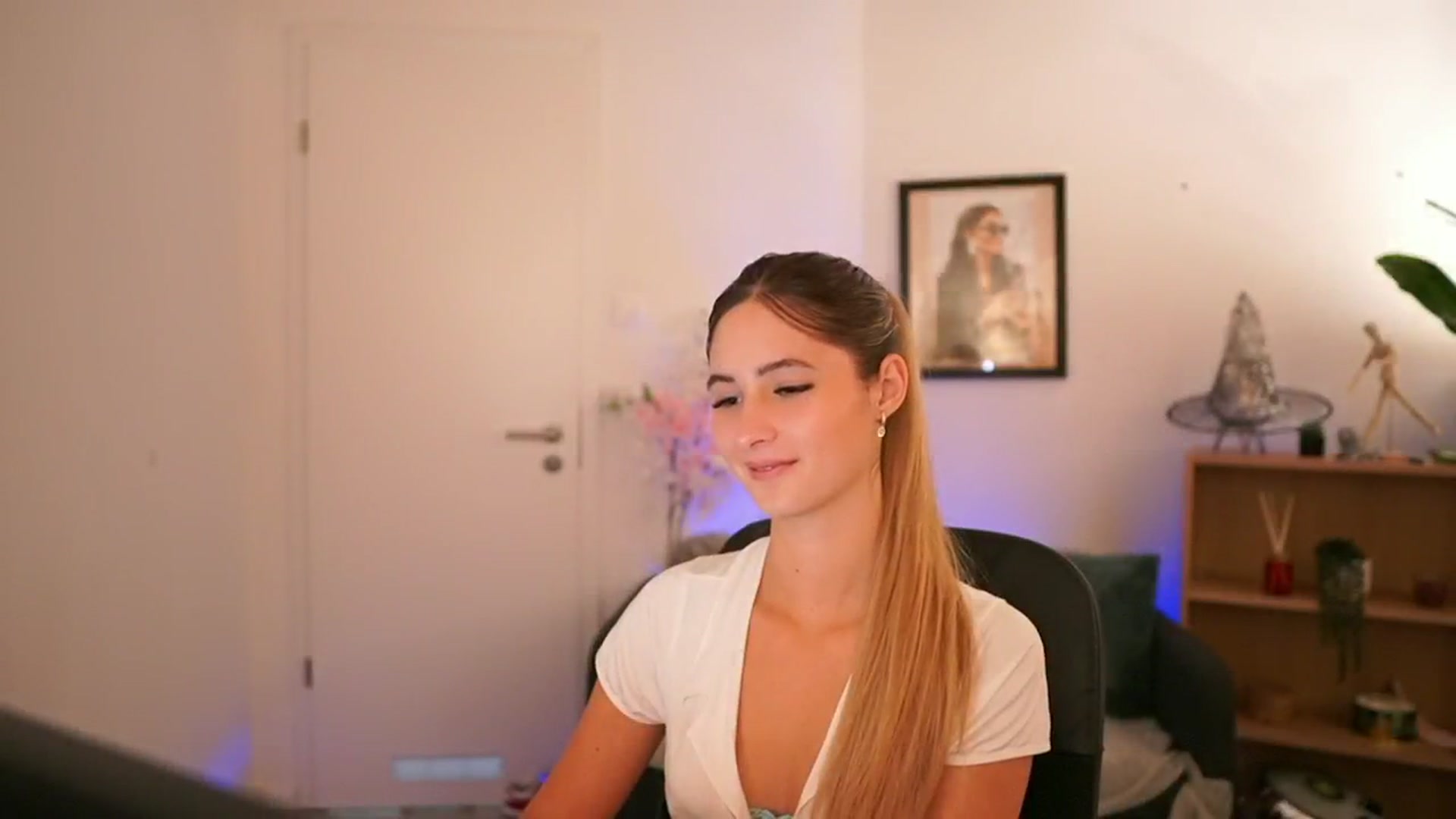 Gallery image thumbnail from CuteGirl_18's myfreecams stream on, 11/16/2024, 17:48 image 9 of 20