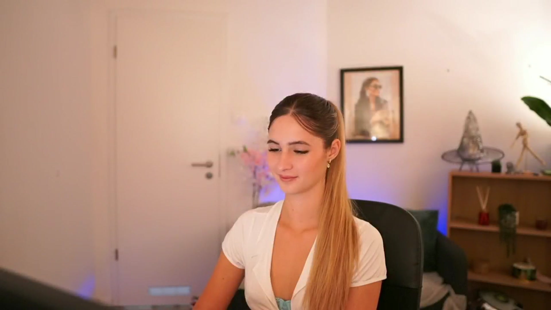 Gallery image thumbnail from CuteGirl_18's myfreecams stream on, 11/16/2024, 17:48 image 11 of 20