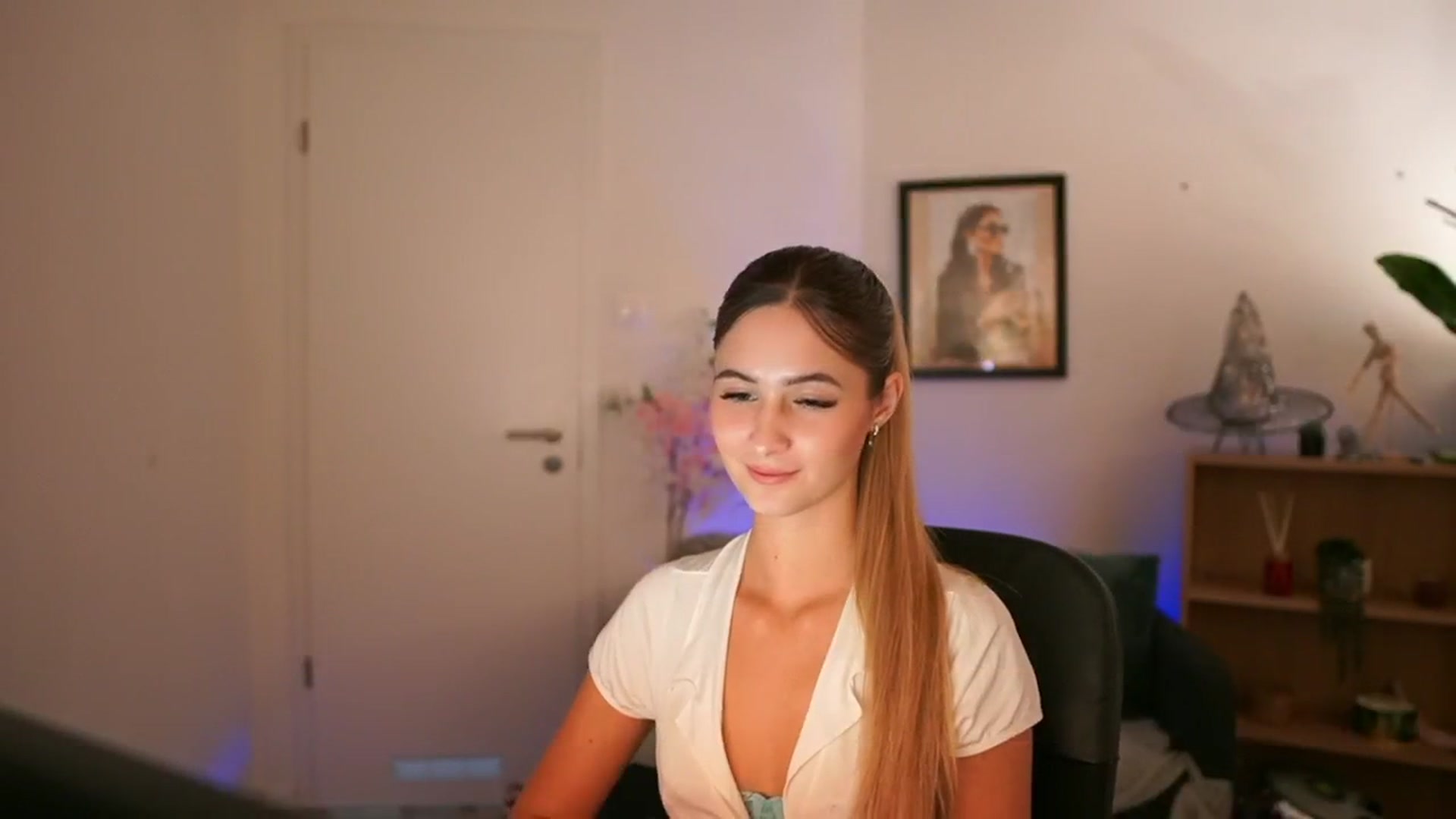 Gallery image thumbnail from CuteGirl_18's myfreecams stream on, 11/16/2024, 17:48 image 5 of 20